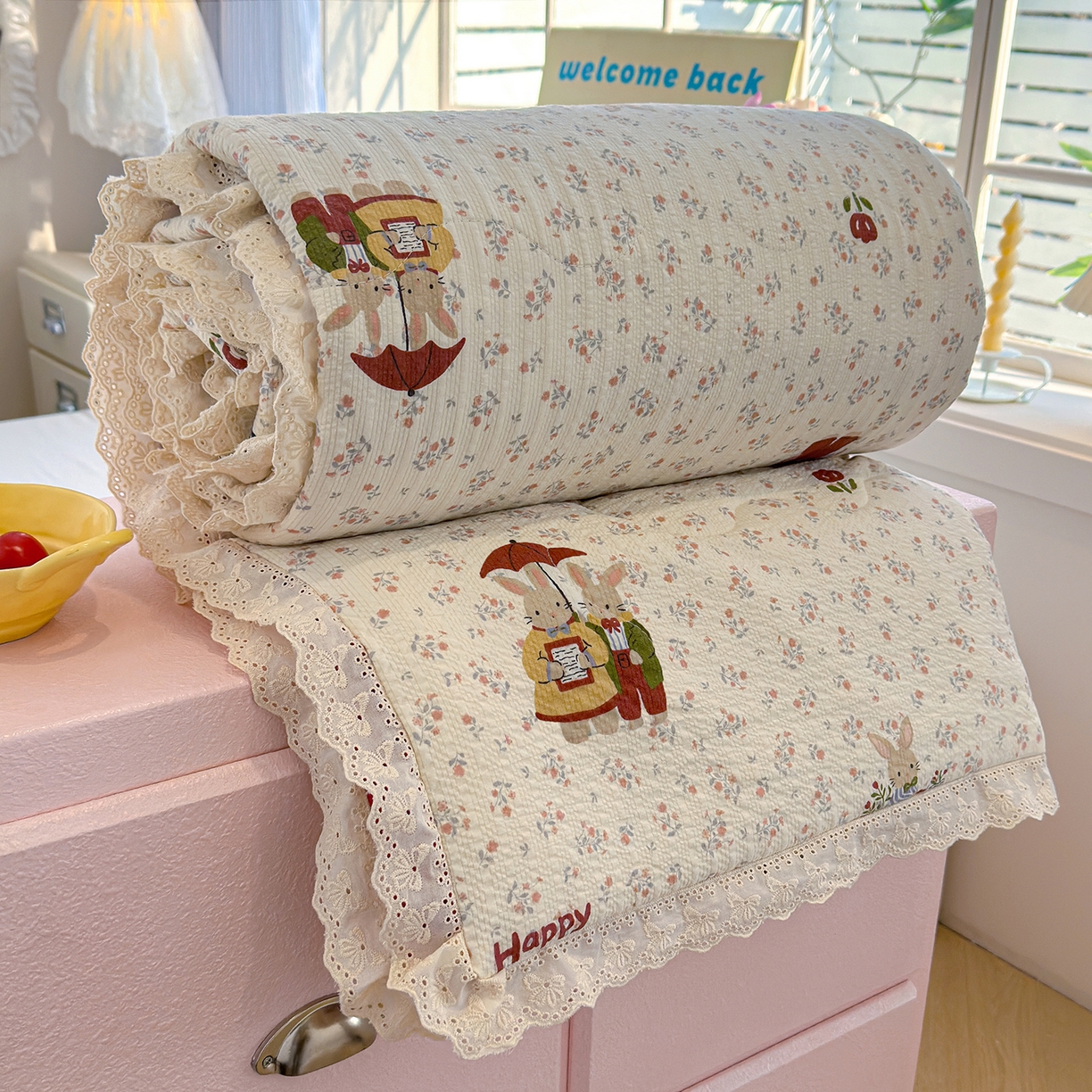 91家纺网 家纺一手货源 找家纺 弗苓家纺 2026新款高克重泡芙棉花边款夏被夏凉被空调被四件套小红书推荐-风格一 躲雨小兔