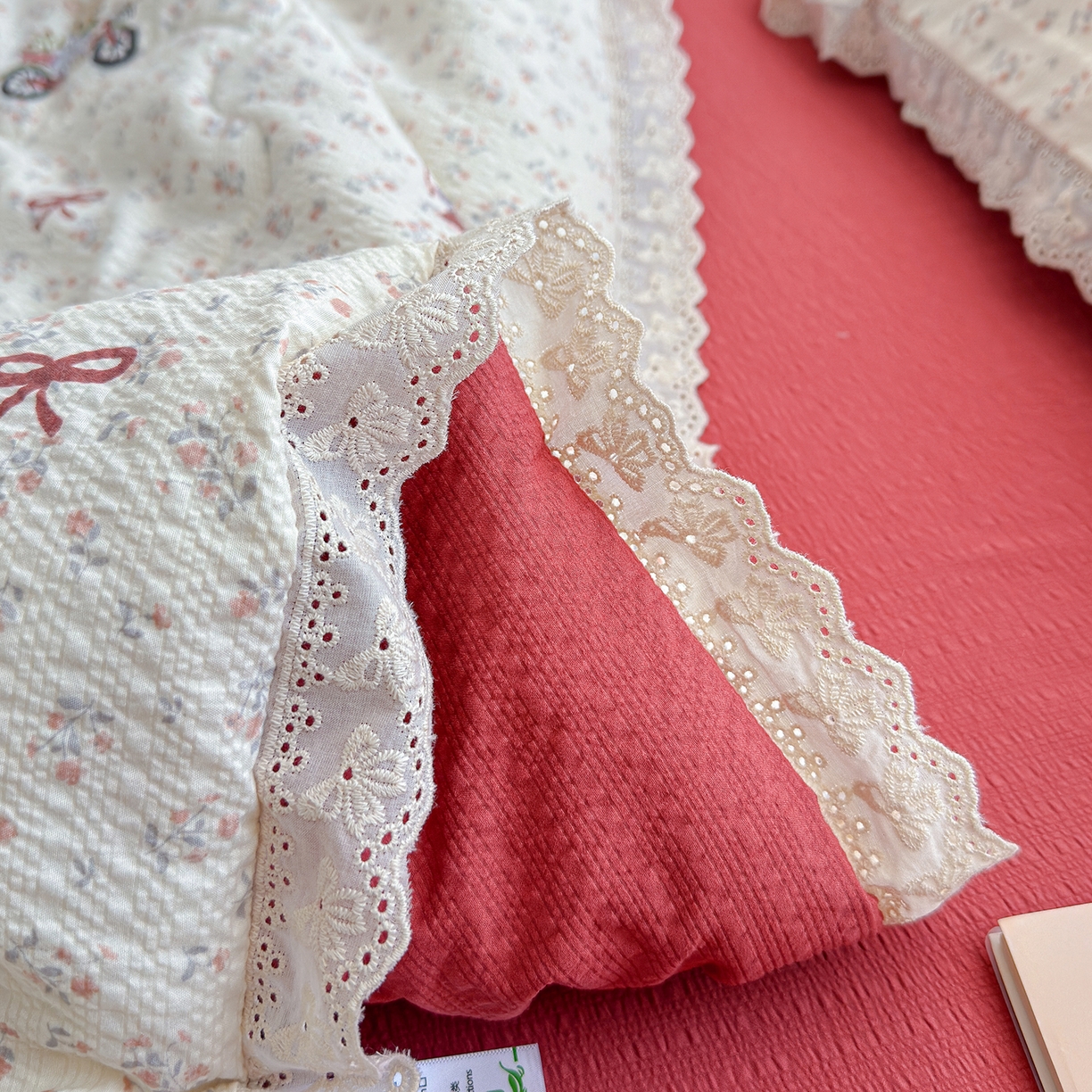 91家纺网 家纺一手货源 找家纺 弗苓家纺 2026新款高克重泡芙棉花边款夏被夏凉被空调被四件套小红书推荐-风格一 躲雨小兔