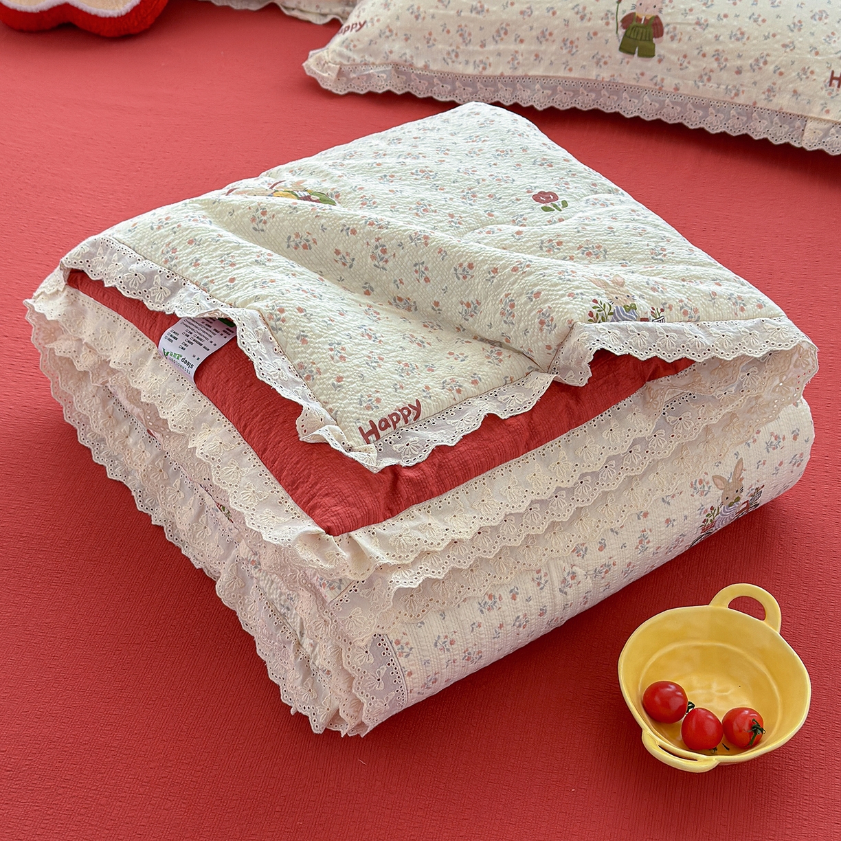 91家纺网 家纺一手货源 找家纺 弗苓家纺 2026新款高克重泡芙棉花边款夏被夏凉被空调被四件套小红书推荐-风格一 躲雨小兔