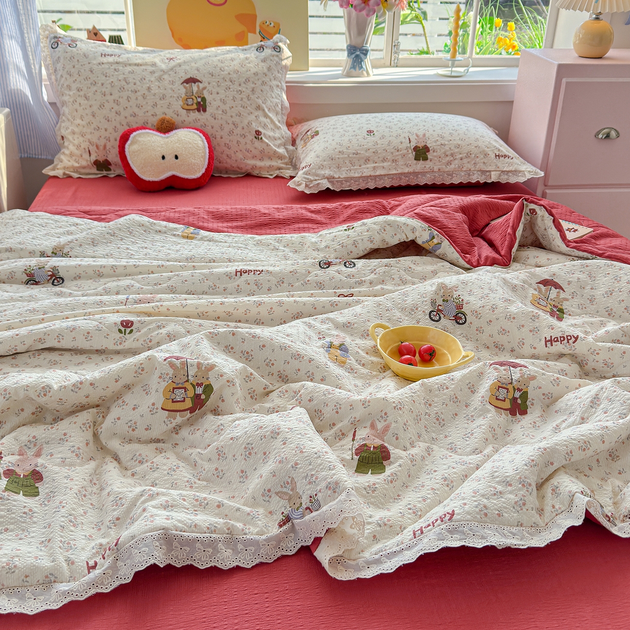 91家纺网 家纺一手货源 找家纺 弗苓家纺 2026新款高克重泡芙棉花边款夏被夏凉被空调被四件套小红书推荐-风格一 躲雨小兔