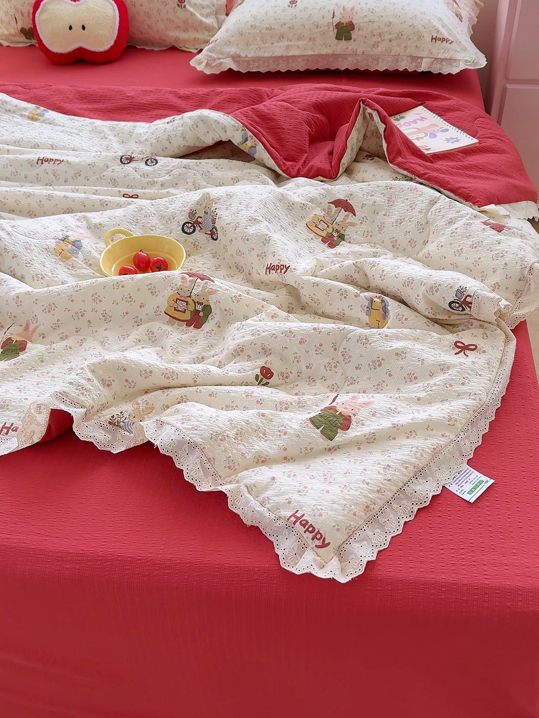 91家纺网 家纺一手货源 找家纺 弗苓家纺 2026新款高克重泡芙棉花边款夏被夏凉被空调被四件套小红书推荐-风格一 躲雨小兔