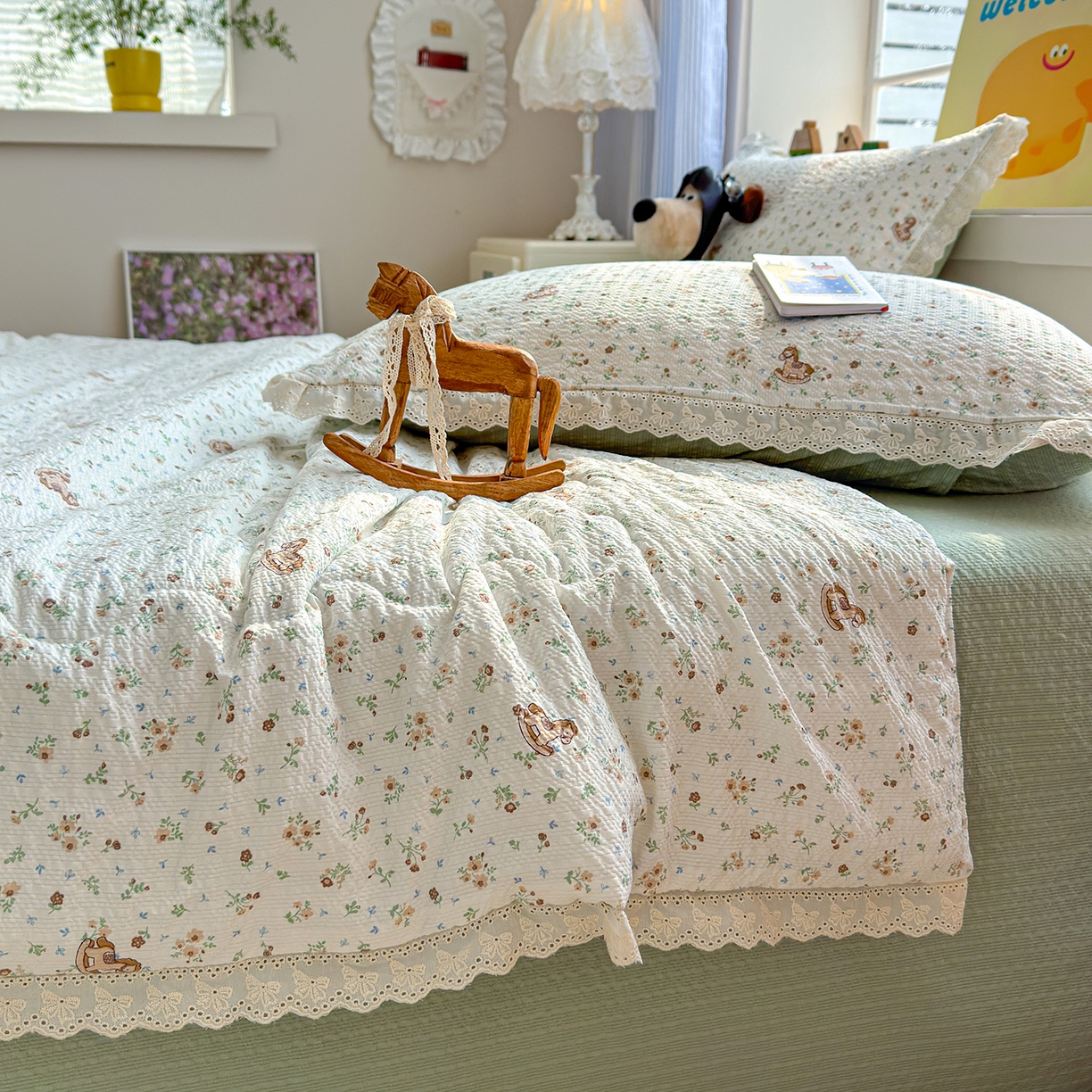 91家纺网 家纺一手货源 找家纺 弗苓家纺 2026新款高克重泡芙棉花边款夏被夏凉被空调被四件套小红书推荐-风格一 木马小花团