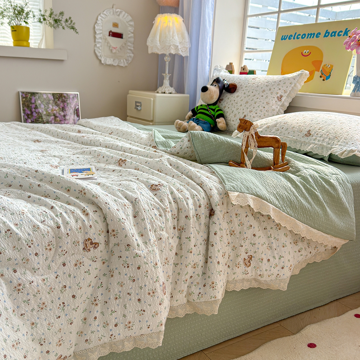 91家纺网 家纺一手货源 找家纺 弗苓家纺 2026新款高克重泡芙棉花边款夏被夏凉被空调被四件套小红书推荐-风格一 木马小花团