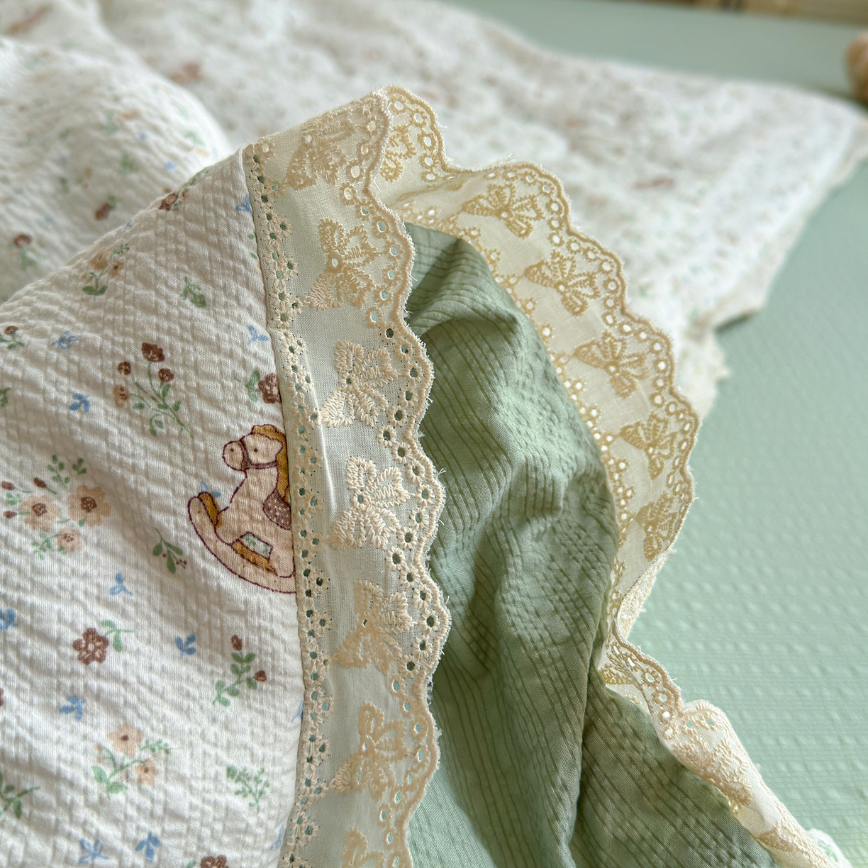 91家纺网 家纺一手货源 找家纺 弗苓家纺 2026新款高克重泡芙棉花边款夏被夏凉被空调被四件套小红书推荐-风格一 木马小花团