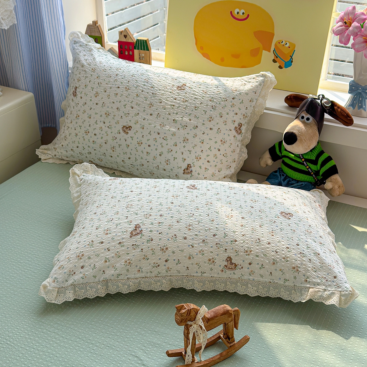 91家纺网 家纺一手货源 找家纺 弗苓家纺 2026新款高克重泡芙棉花边款夏被夏凉被空调被四件套小红书推荐-风格一 木马小花团