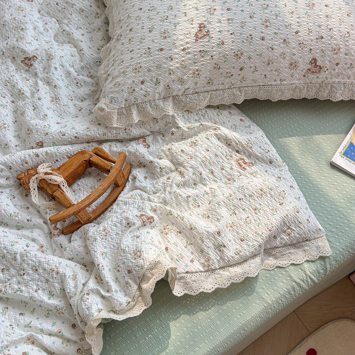 91家纺网 家纺一手货源 找家纺 弗苓家纺 2026新款高克重泡芙棉花边款夏被夏凉被空调被四件套小红书推荐-风格一 木马小花团