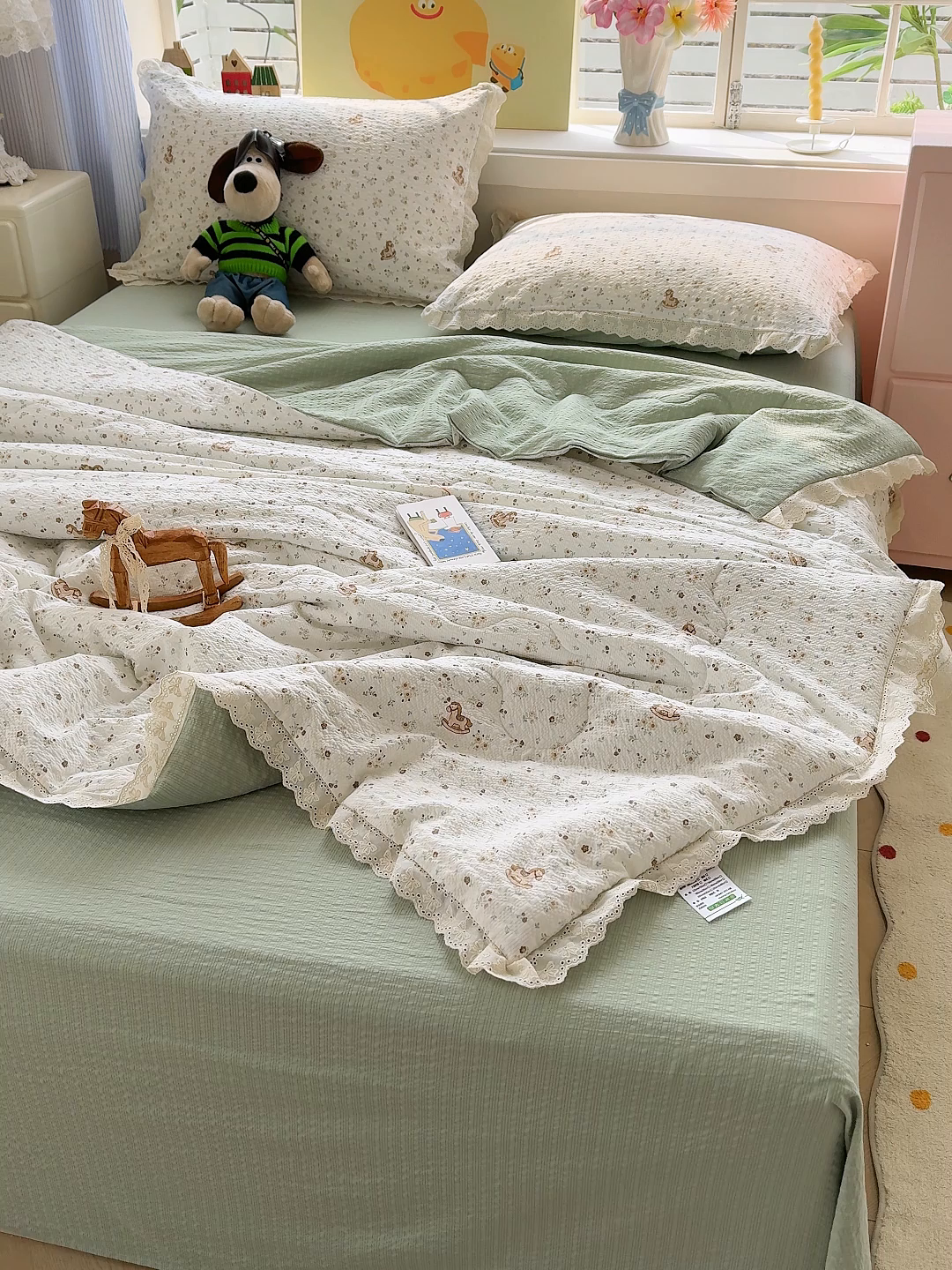 91家纺网 家纺一手货源 找家纺 弗苓家纺 2026新款高克重泡芙棉花边款夏被夏凉被空调被四件套小红书推荐-风格一 木马小花团