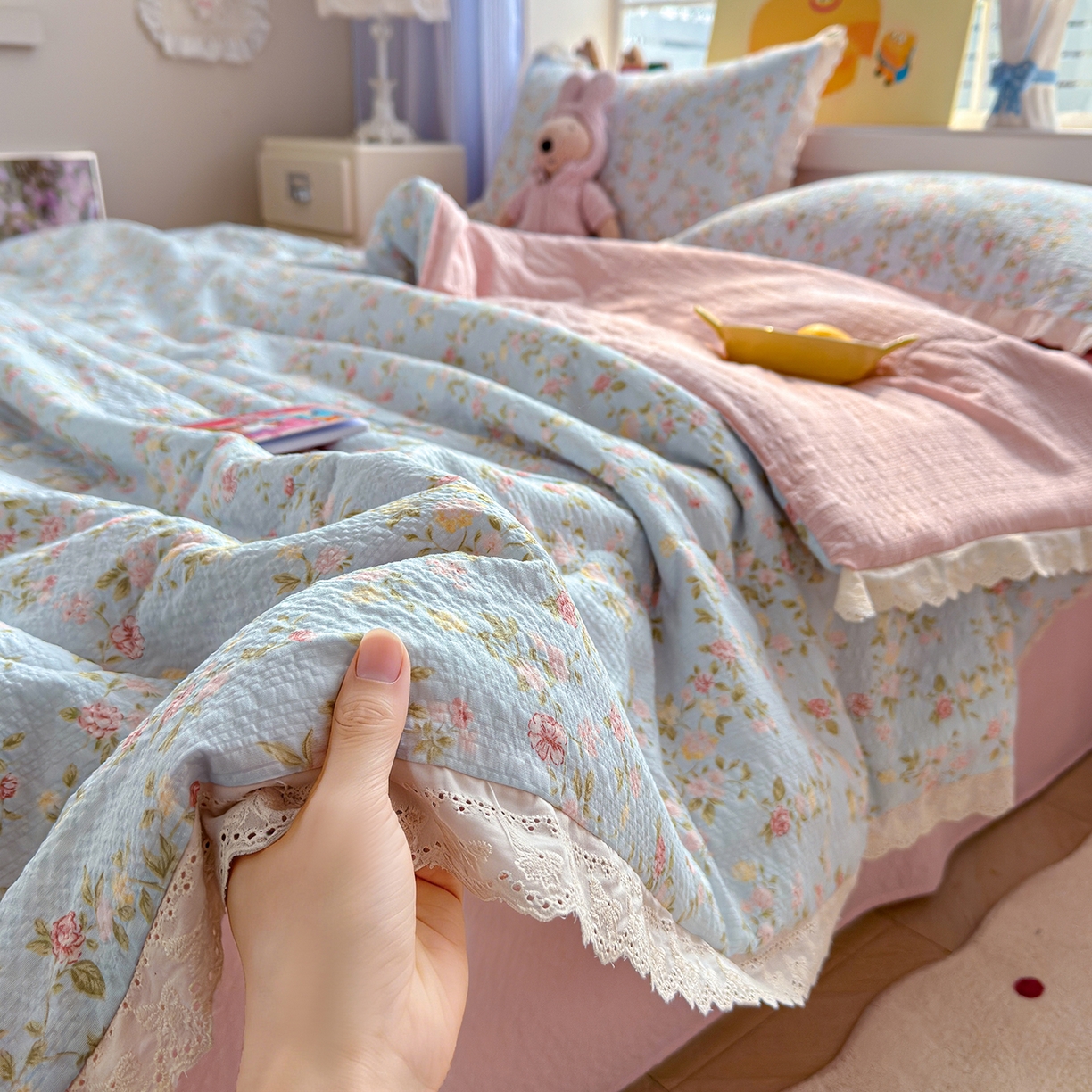 91家纺网 家纺一手货源 找家纺 弗苓家纺 2026新款高克重泡芙棉花边款夏被夏凉被空调被四件套小红书推荐-风格一 微风花园
