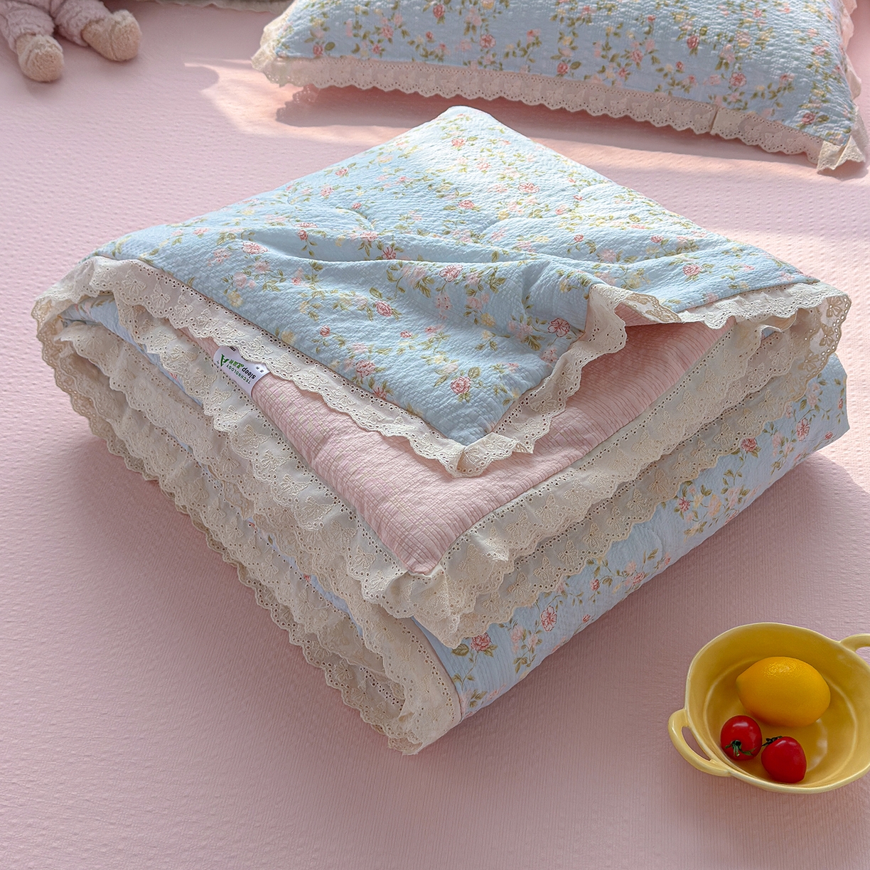 91家纺网 家纺一手货源 找家纺 弗苓家纺 2026新款高克重泡芙棉花边款夏被夏凉被空调被四件套小红书推荐-风格一 微风花园