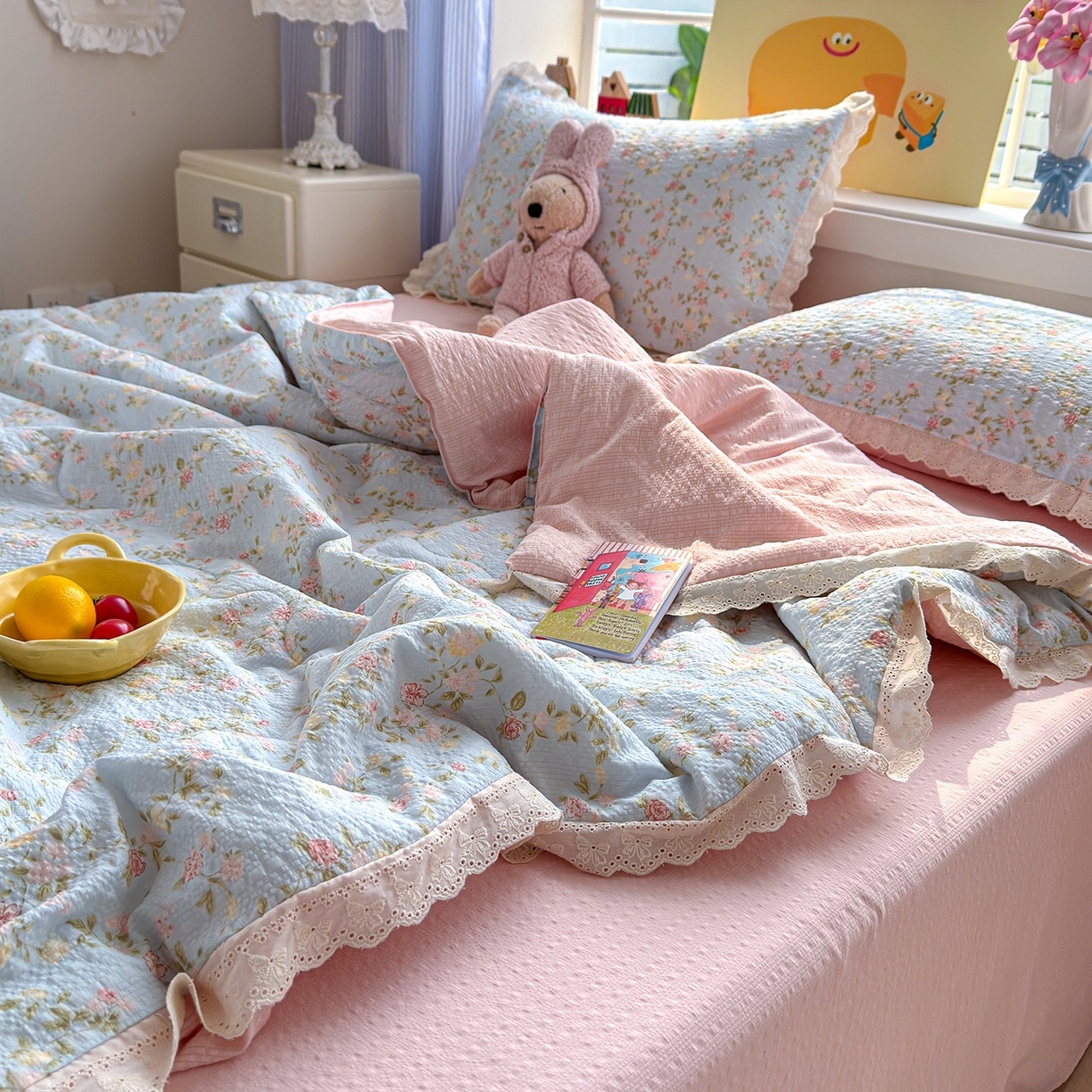 91家纺网 家纺一手货源 找家纺 弗苓家纺 2026新款高克重泡芙棉花边款夏被夏凉被空调被四件套小红书推荐-风格一 微风花园