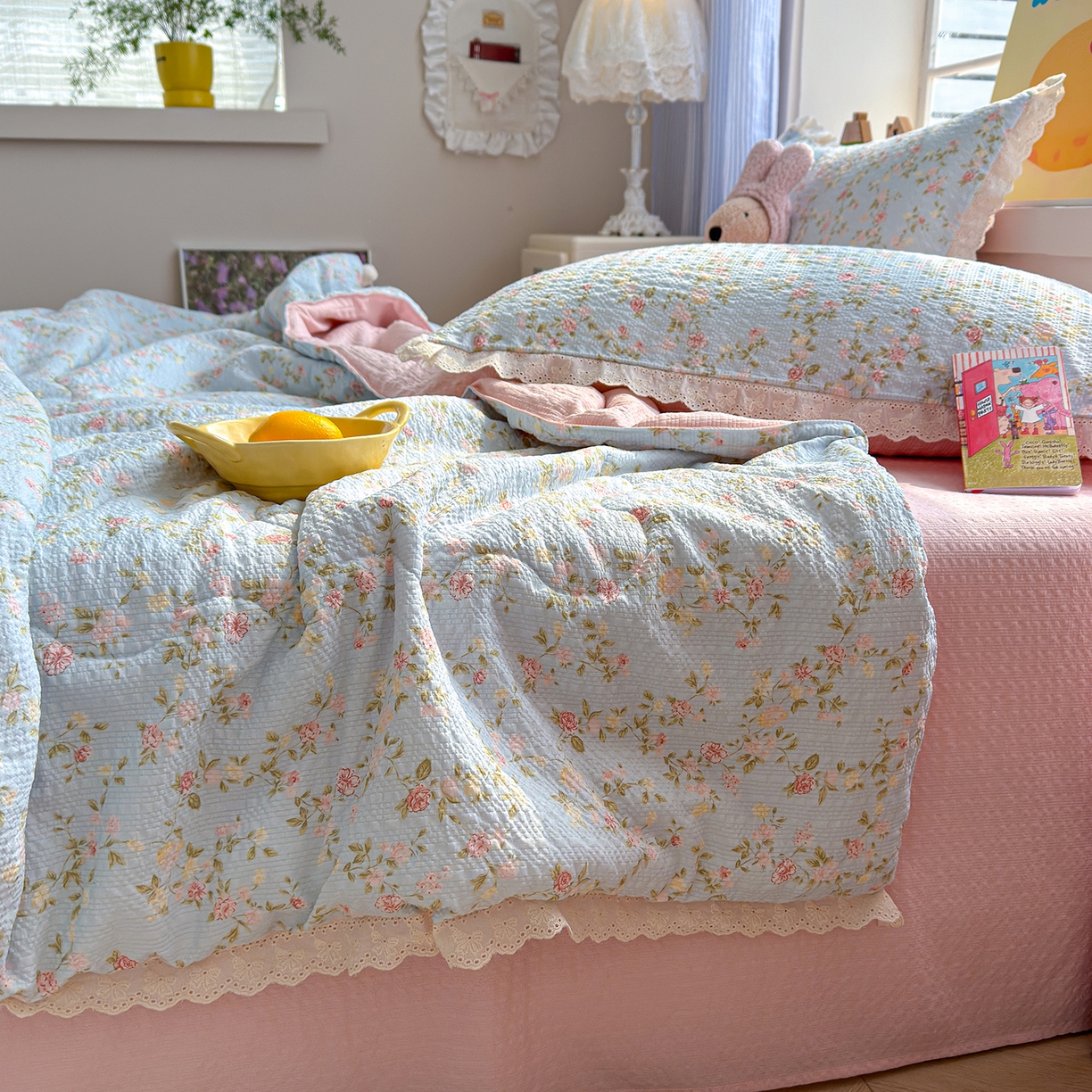 91家纺网 家纺一手货源 找家纺 弗苓家纺 2026新款高克重泡芙棉花边款夏被夏凉被空调被四件套小红书推荐-风格一 微风花园