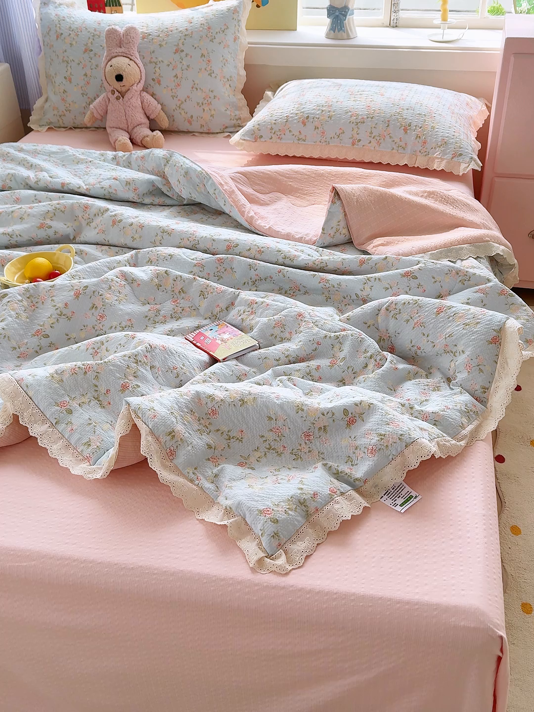 91家纺网 家纺一手货源 找家纺 弗苓家纺 2026新款高克重泡芙棉花边款夏被夏凉被空调被四件套小红书推荐-风格一 微风花园