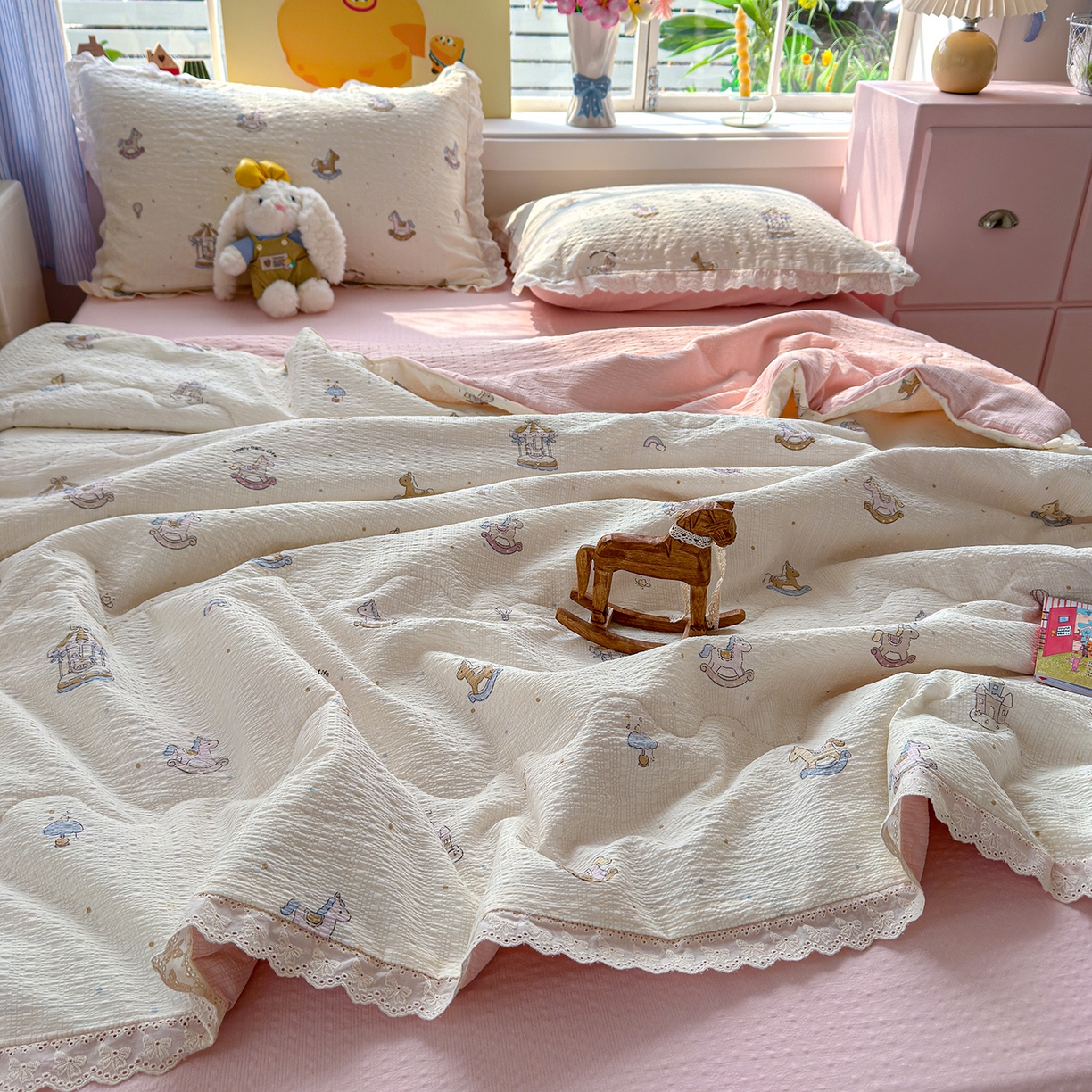 91家纺网 家纺一手货源 找家纺 弗苓家纺 2026新款高克重泡芙棉花边款夏被夏凉被空调被四件套小红书推荐-风格一 幸福加马