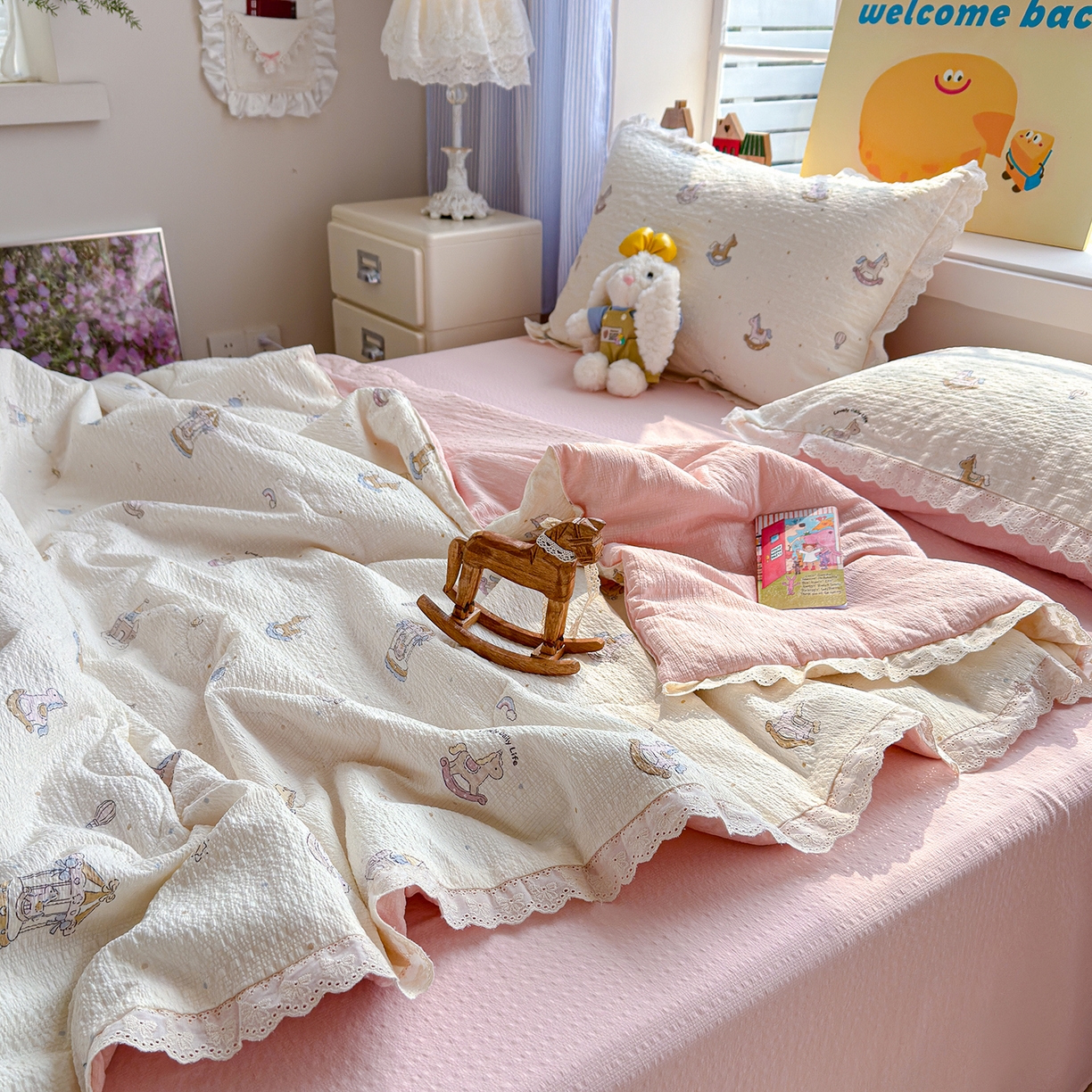 91家纺网 家纺一手货源 找家纺 弗苓家纺 2026新款高克重泡芙棉花边款夏被夏凉被空调被四件套小红书推荐-风格一 幸福加马