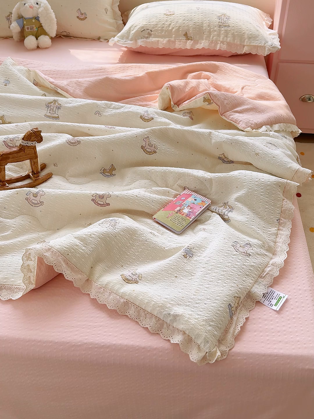 91家纺网 家纺一手货源 找家纺 弗苓家纺 2026新款高克重泡芙棉花边款夏被夏凉被空调被四件套小红书推荐-风格一 幸福加马