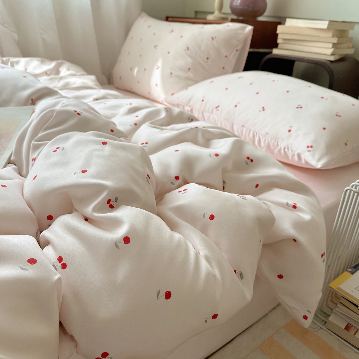 91家纺网 家纺一手货源 找家纺 悦织湾家纺 2026新款亲肤冰丝印花四件套春夏冰爽凉感床上用品三四件套学生宿舍 冰丝-甜粉小樱桃