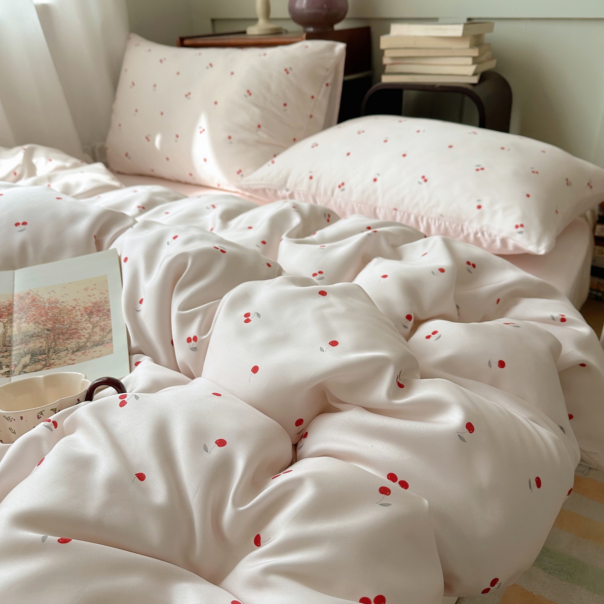 91家纺网 家纺一手货源 找家纺 悦织湾家纺 2026新款亲肤冰丝印花四件套春夏冰爽凉感床上用品三四件套学生宿舍 冰丝-甜粉小樱桃