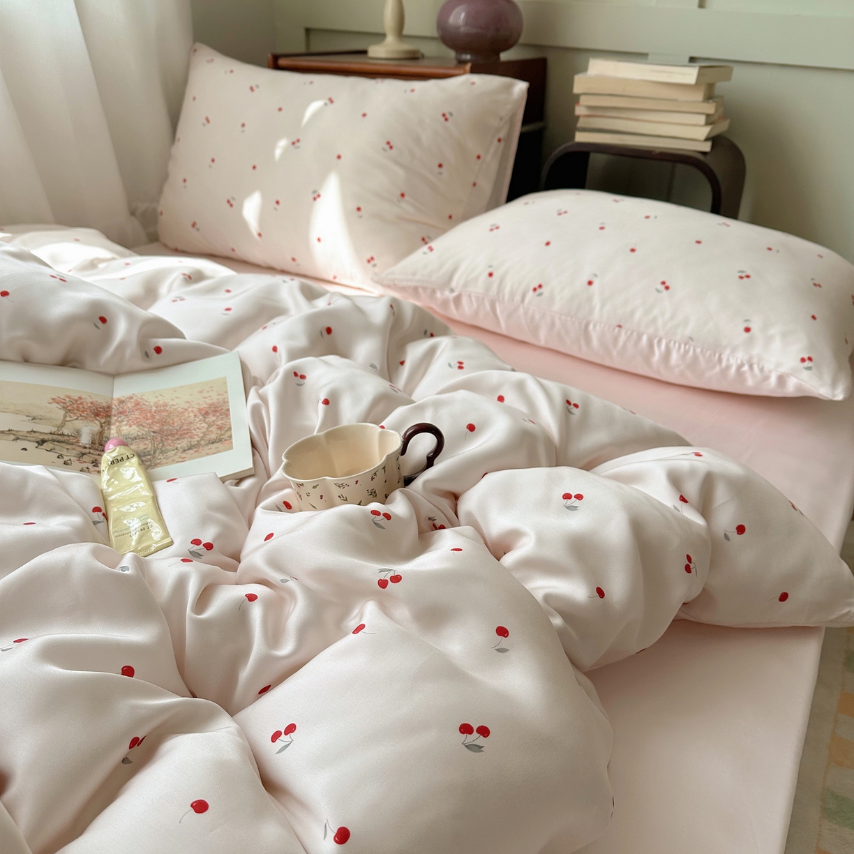 91家纺网 家纺一手货源 找家纺 悦织湾家纺 2026新款亲肤冰丝印花四件套春夏冰爽凉感床上用品三四件套学生宿舍 冰丝-甜粉小樱桃