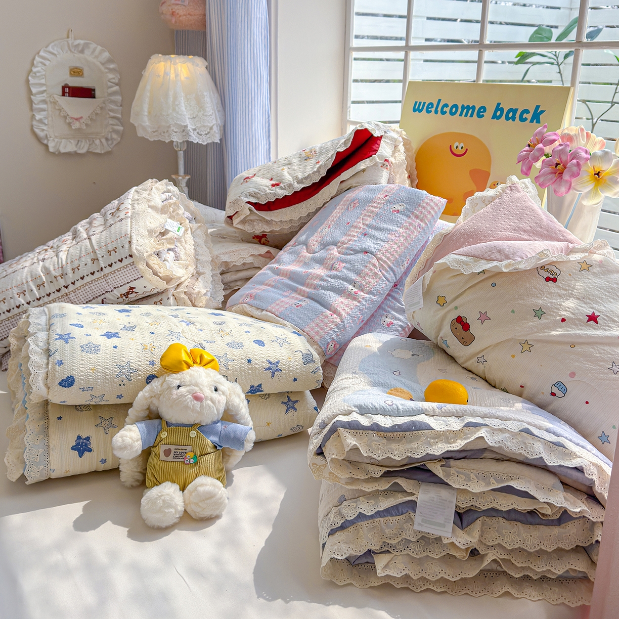 91家纺网 家纺一手货源 找家纺 弗苓家纺 2026新款高克重泡芙棉花边款夏被夏凉被空调被四件套小红书推荐-风格一 组合图（仅供展示不可下单）