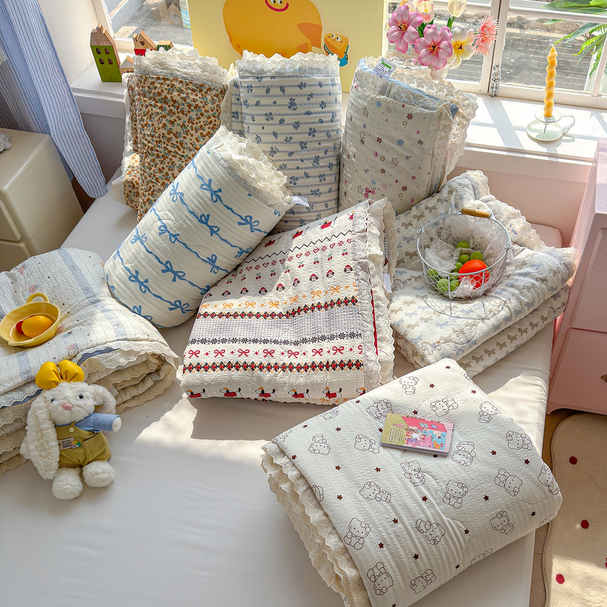 91家纺网 家纺一手货源 找家纺 弗苓家纺 2026新款高克重泡芙棉花边款夏被夏凉被空调被四件套小红书推荐-风格一 组合图（仅供展示不可下单）