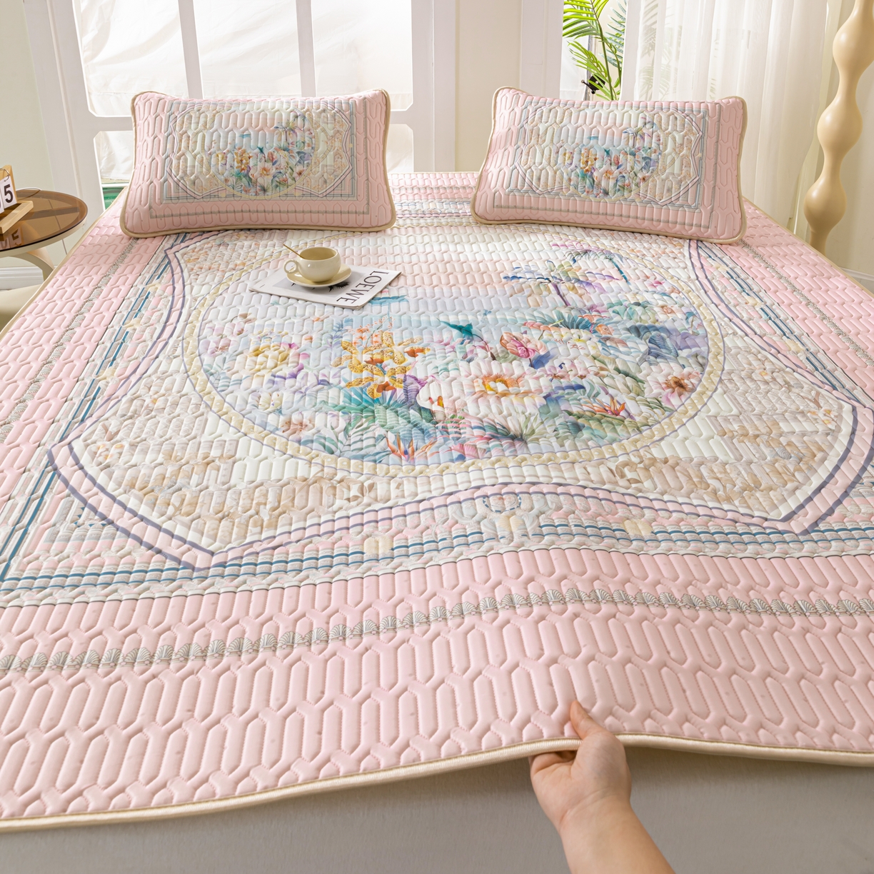 91家纺网 家纺一手货源 找家纺 美丽折2026新品6mm厚天然乳胶凉席三件套 大版印花卡通乳胶凉席平铺款 流光溢彩粉