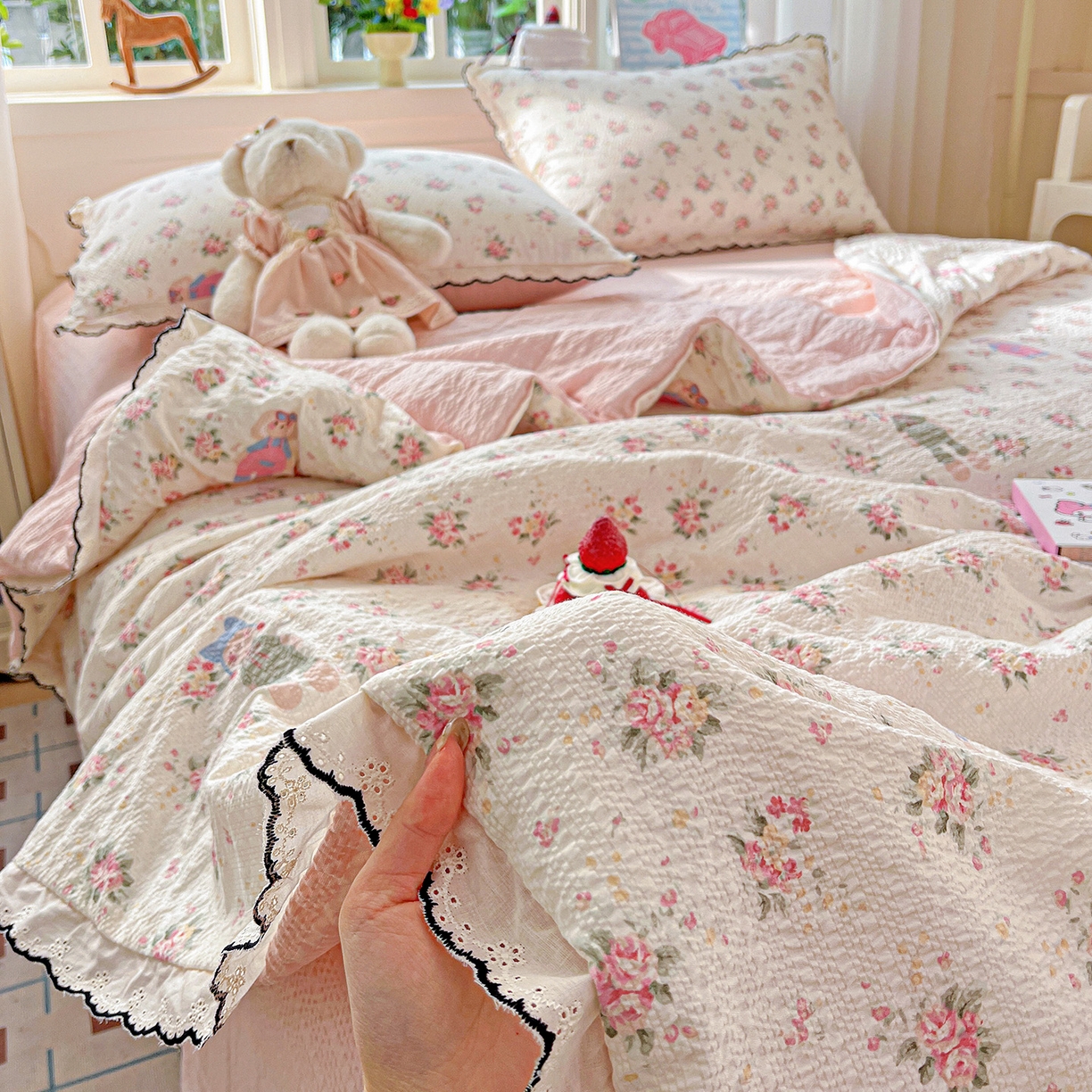91家纺网 家纺一手货源 找家纺 禾沐 2026新款云感泡芙纱全棉蕾丝花边款夏被四件套 花丛萌免
