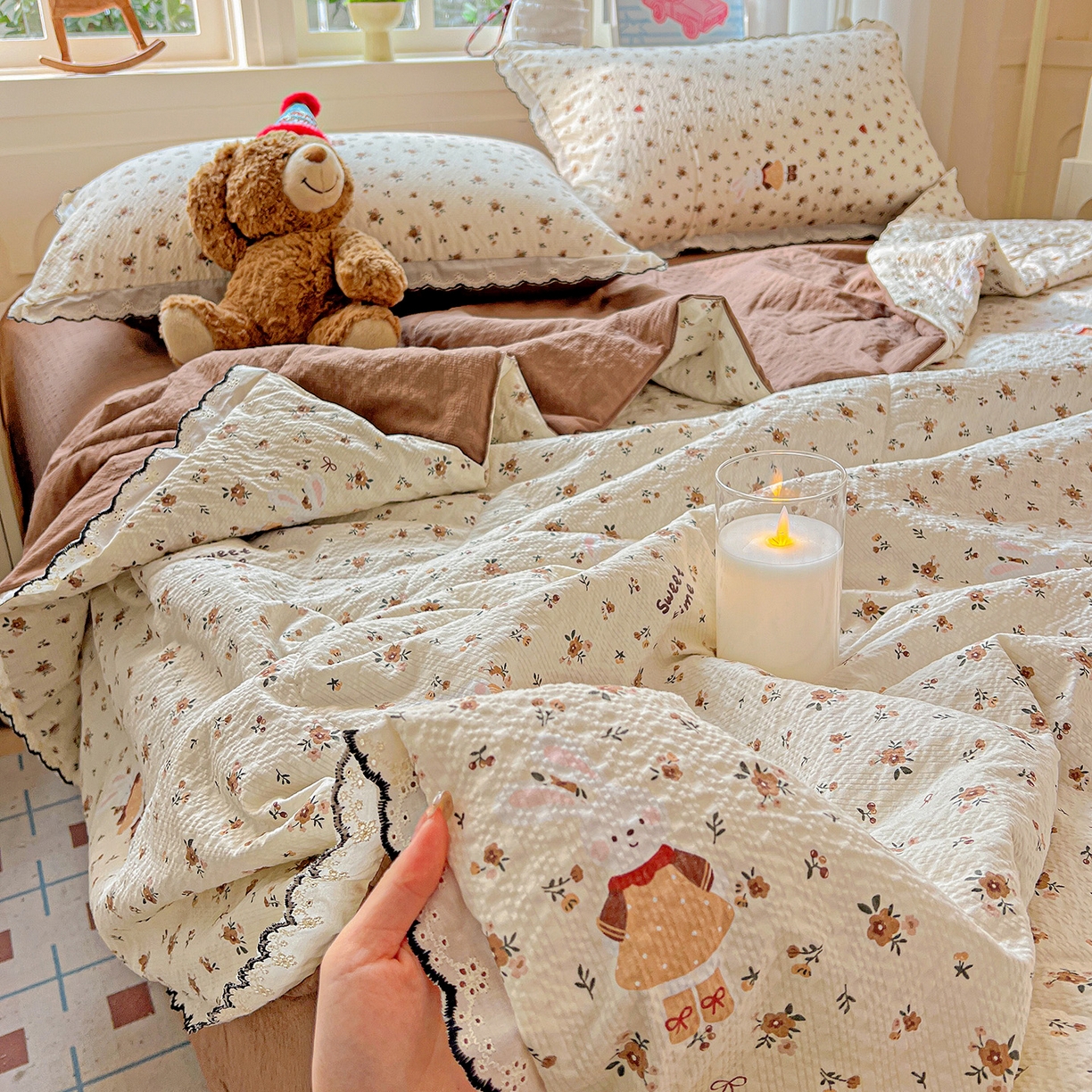 91家纺网 家纺一手货源 找家纺 禾沐 2026新款云感泡芙纱全棉蕾丝花边款夏被四件套 田园免