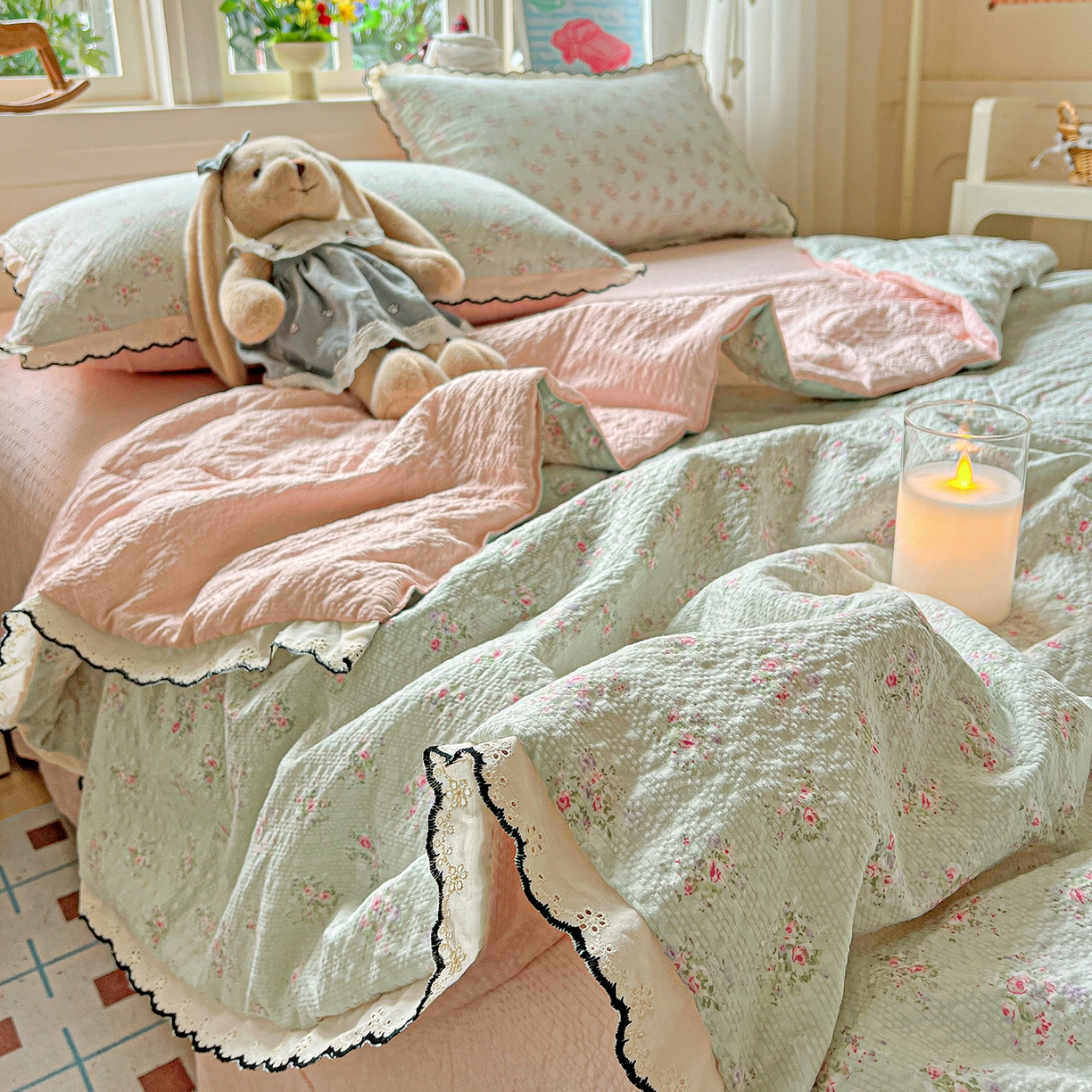 91家纺网 家纺一手货源 找家纺 禾沐 2026新款云感泡芙纱全棉蕾丝花边款夏被四件套 花软雾