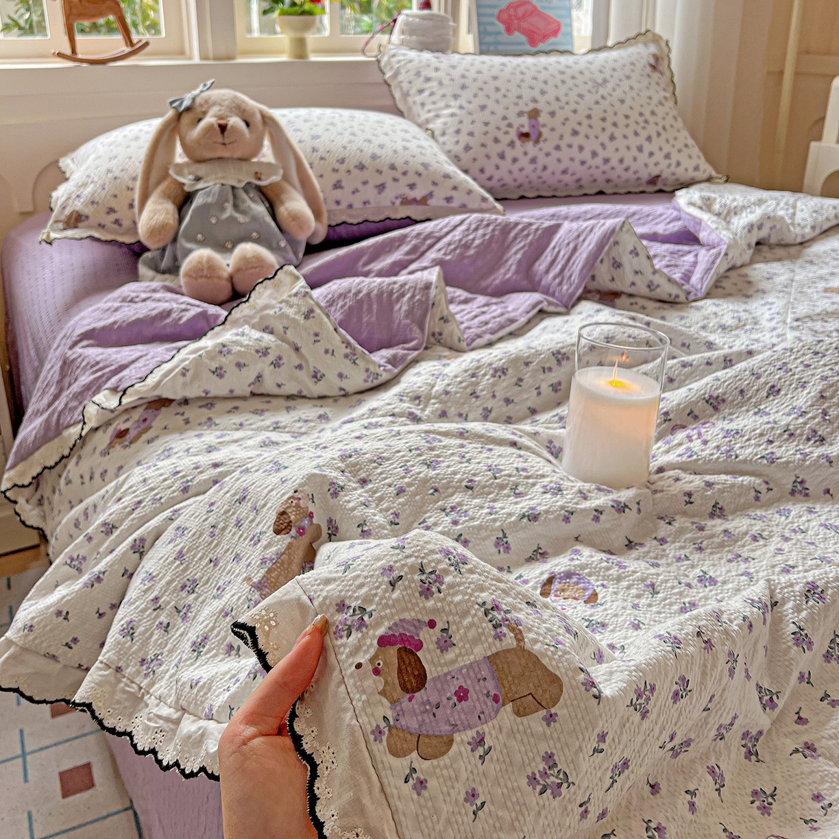 91家纺网 家纺一手货源 找家纺 禾沐 2026新款云感泡芙纱全棉蕾丝花边款夏被四件套 片刻小狗