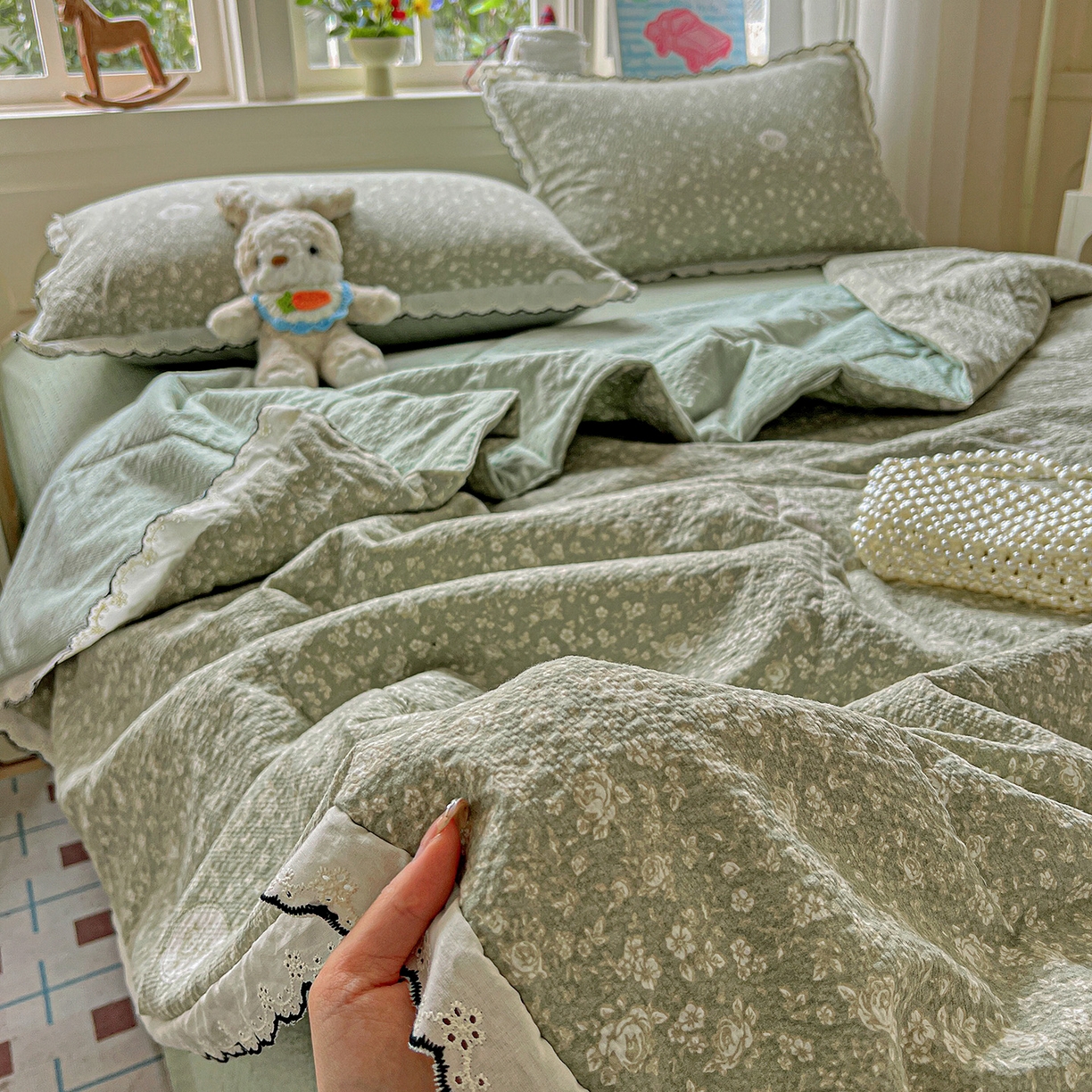 91家纺网 家纺一手货源 找家纺 禾沐 2026新款云感泡芙纱全棉蕾丝花边款夏被四件套 蔷薇花