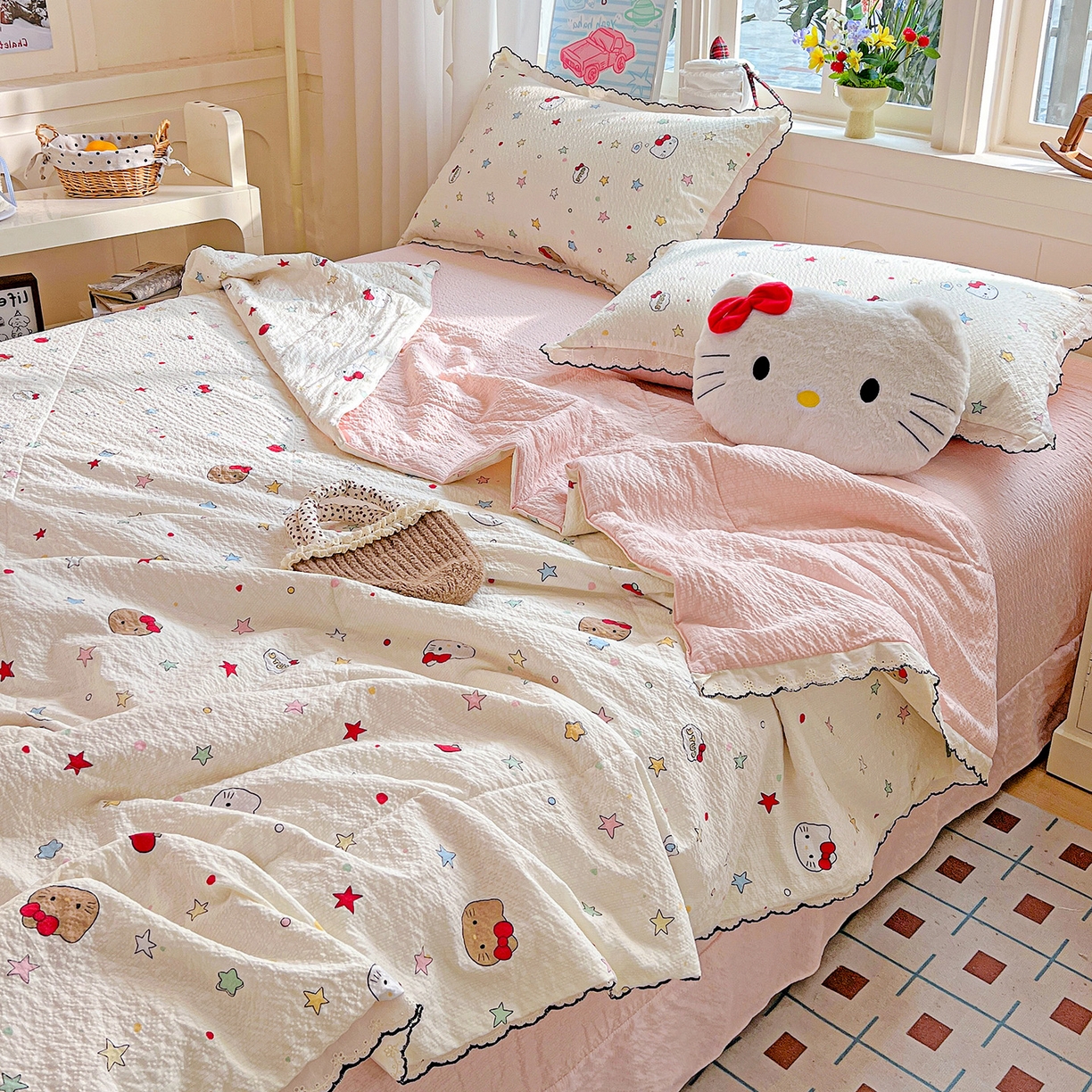 91家纺网 家纺一手货源 找家纺 禾沐 2026新款云感泡芙纱全棉蕾丝花边款夏被四件套 星芒凯蒂