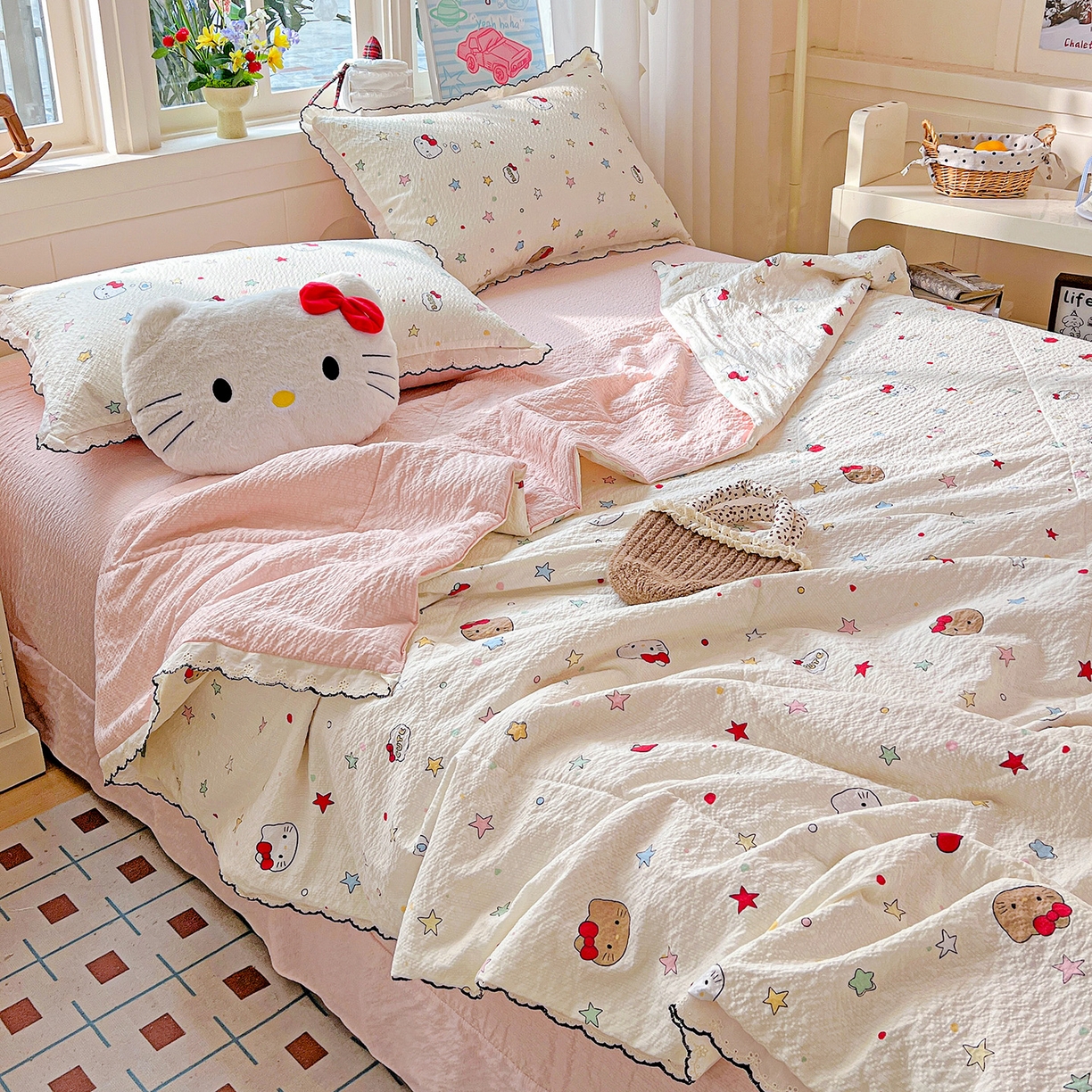 91家纺网 家纺一手货源 找家纺 禾沐 2026新款云感泡芙纱全棉蕾丝花边款夏被四件套 星芒凯蒂