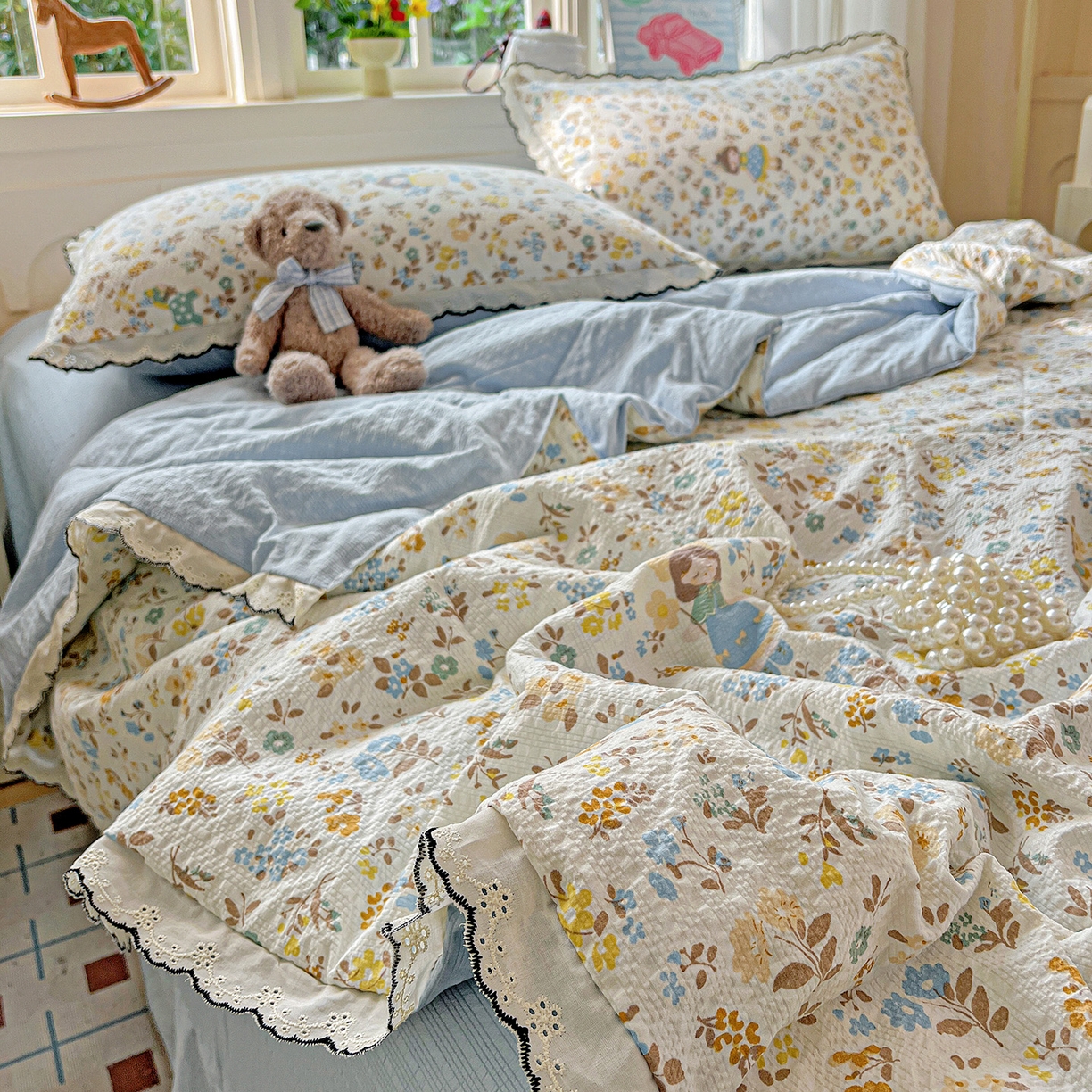 91家纺网 家纺一手货源 找家纺 禾沐 2026新款云感泡芙纱全棉蕾丝花边款夏被四件套 花镜人偶