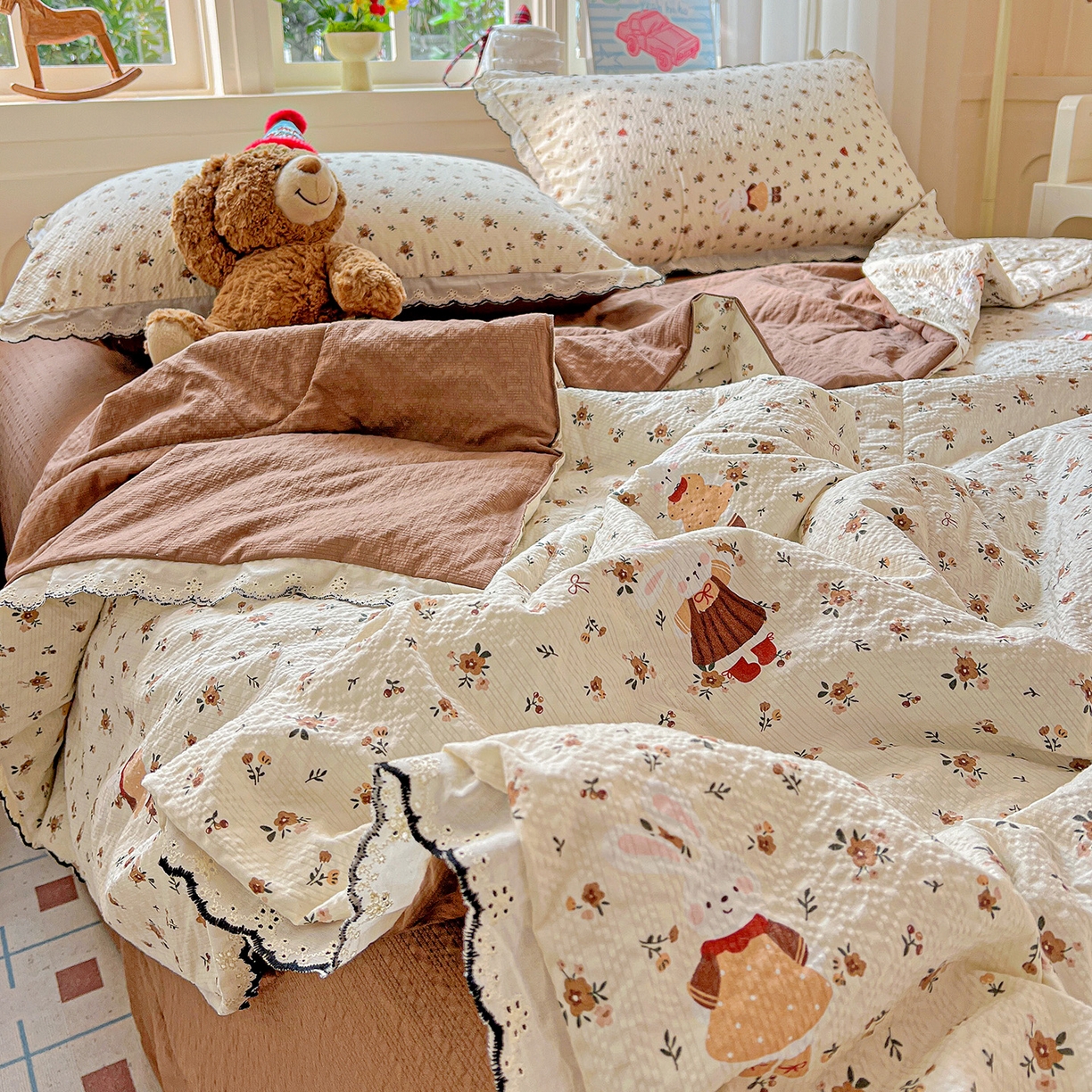 91家纺网 家纺一手货源 找家纺 禾沐 2026新款云感泡芙纱全棉蕾丝花边款夏被四件套 田园免