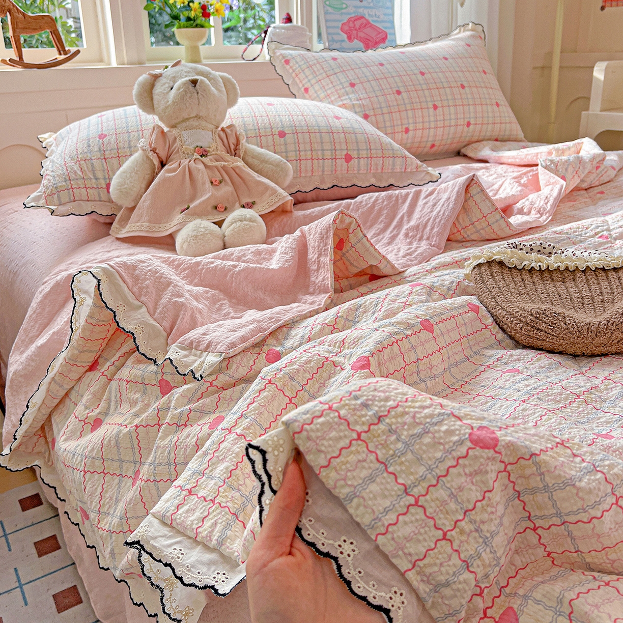 91家纺网 家纺一手货源 找家纺 禾沐 2026新款云感泡芙纱全棉蕾丝花边款夏被四件套 格格心