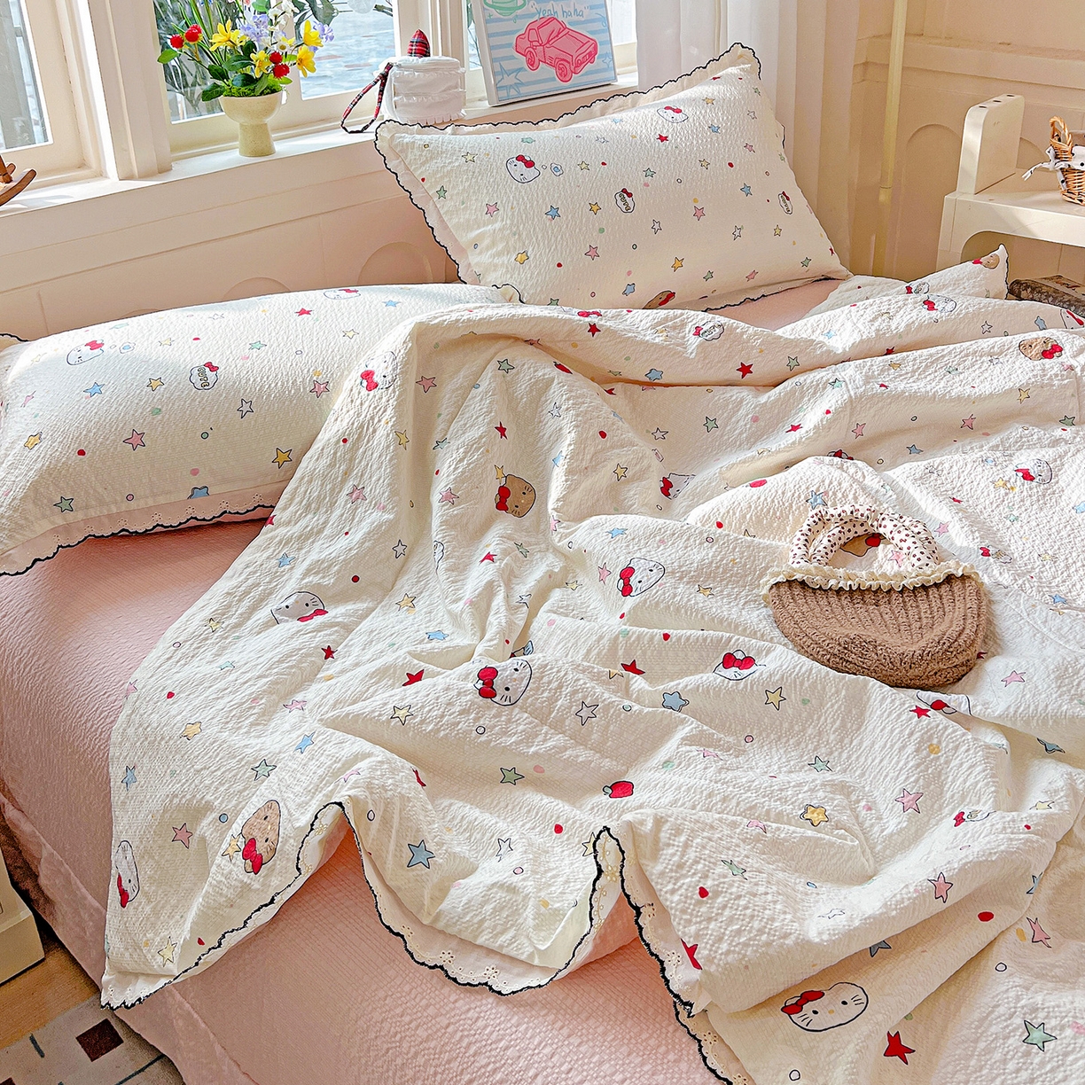 91家纺网 家纺一手货源 找家纺 禾沐 2026新款云感泡芙纱全棉蕾丝花边款夏被四件套 星芒凯蒂