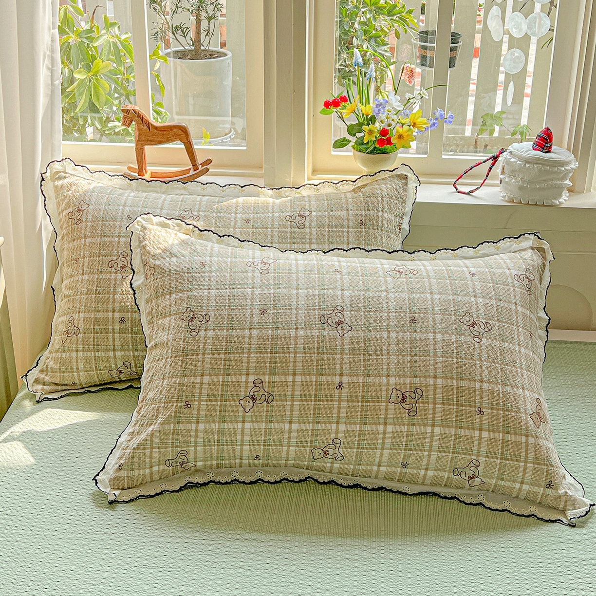 91家纺网 家纺一手货源 找家纺 禾沐 2026新款云感泡芙纱全棉蕾丝花边款夏被四件套 格纹熊