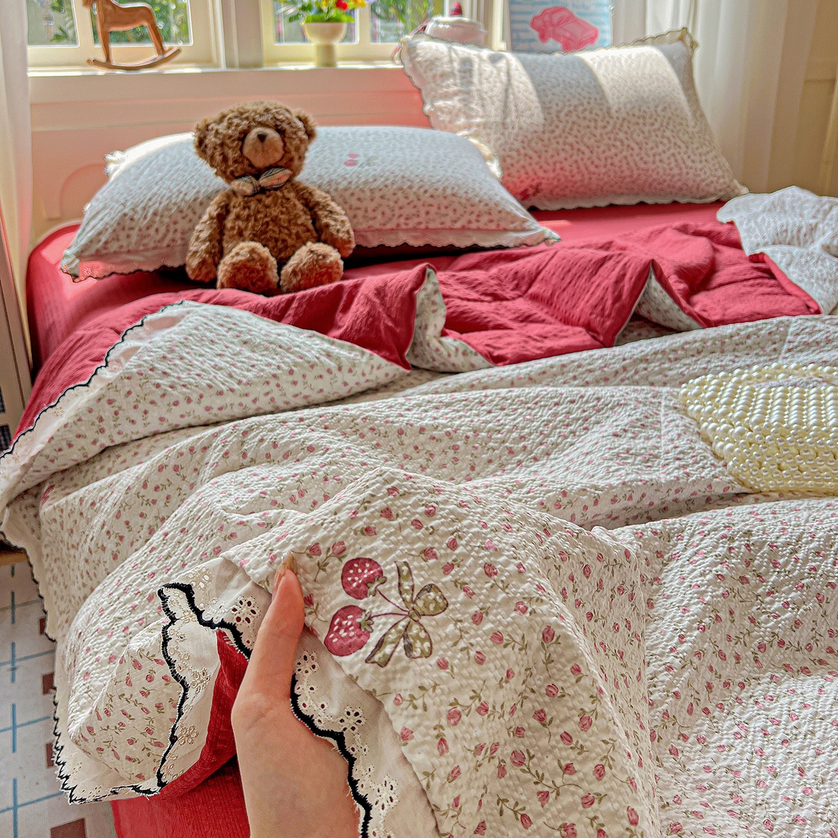 91家纺网 家纺一手货源 找家纺 禾沐 2026新款云感泡芙纱全棉蕾丝花边款夏被四件套 莓系花伐