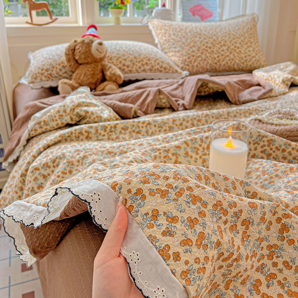 91家纺网 家纺一手货源 找家纺 禾沐 2026新款云感泡芙纱全棉蕾丝花边款夏被四件套 暖橘枝