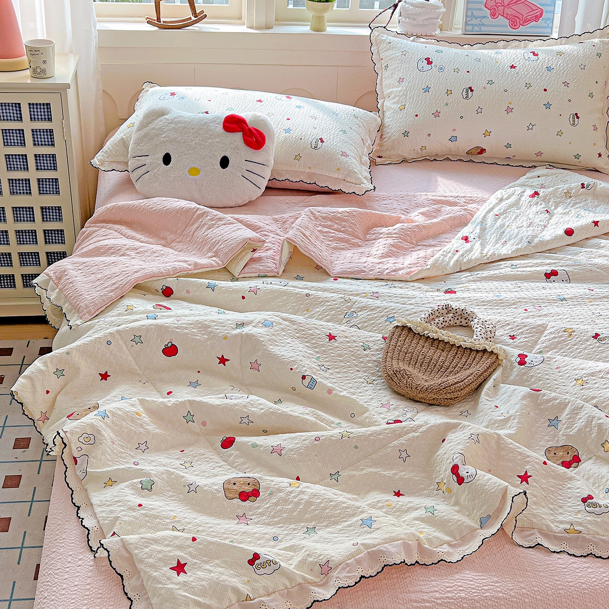 91家纺网 家纺一手货源 找家纺 禾沐 2026新款云感泡芙纱全棉蕾丝花边款夏被四件套 星芒凯蒂