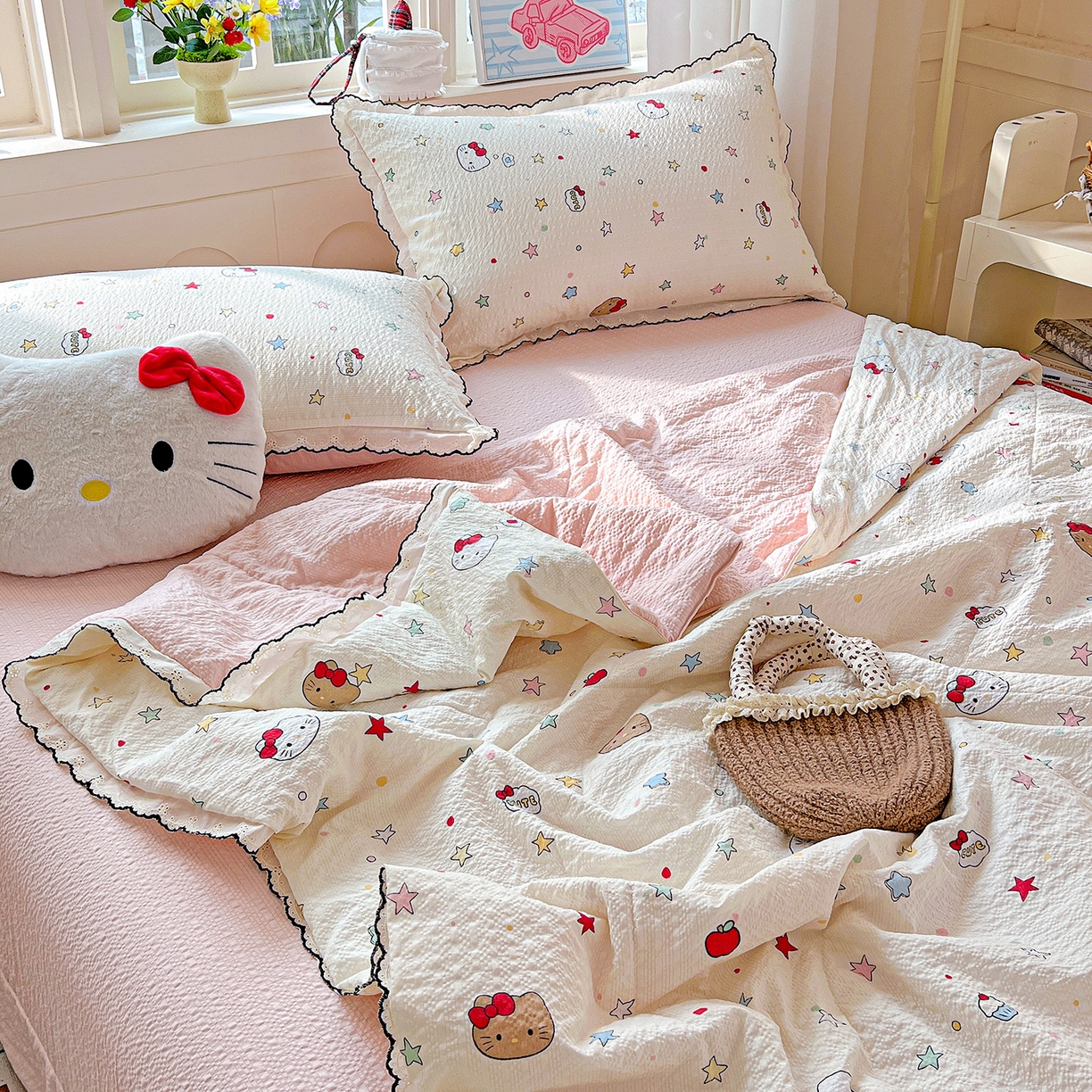 91家纺网 家纺一手货源 找家纺 禾沐 2026新款云感泡芙纱全棉蕾丝花边款夏被四件套 星芒凯蒂