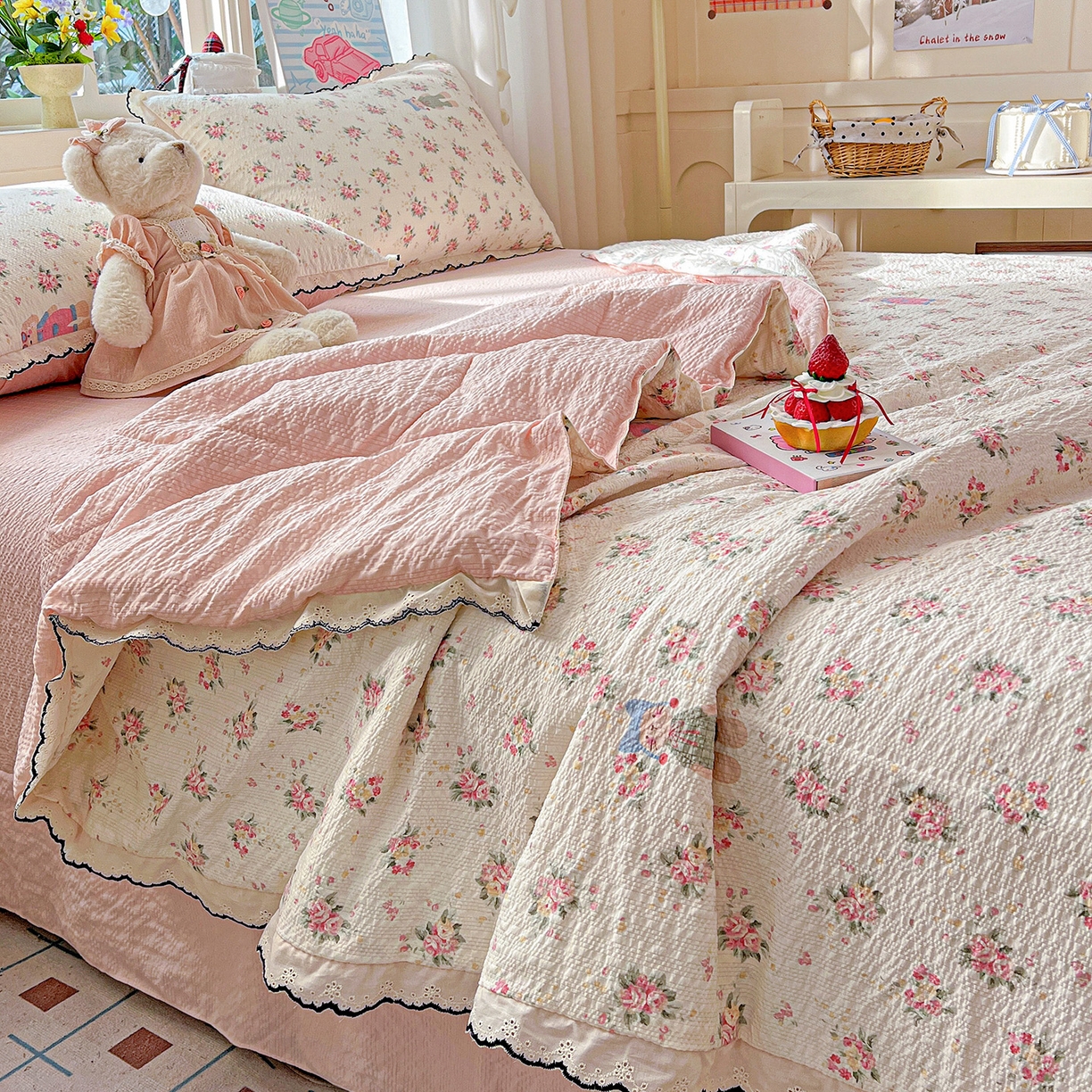 91家纺网 家纺一手货源 找家纺 禾沐 2026新款云感泡芙纱全棉蕾丝花边款夏被四件套 花丛萌免