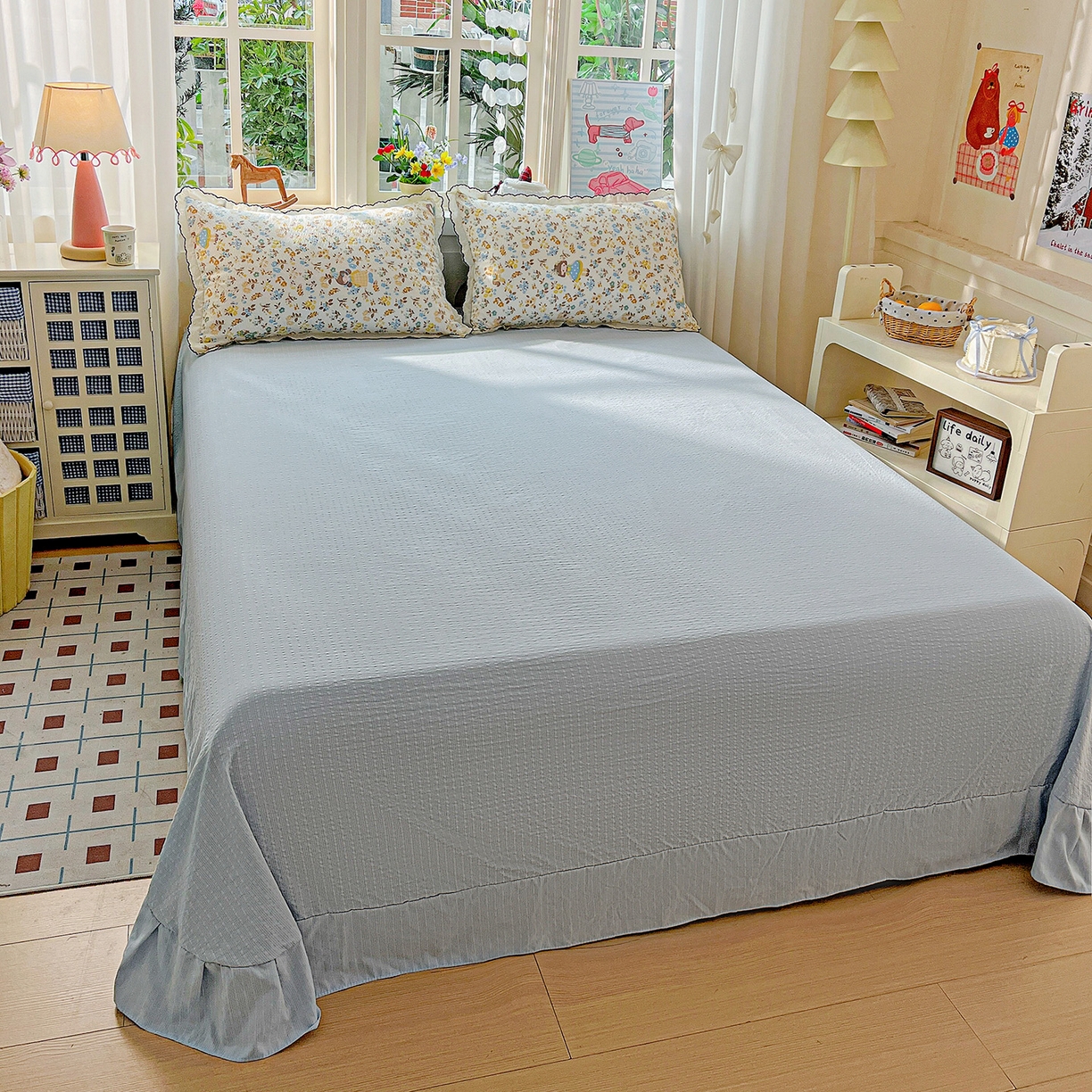 91家纺网 家纺一手货源 找家纺 禾沐 2026新款云感泡芙纱全棉蕾丝花边款夏被四件套 花镜人偶