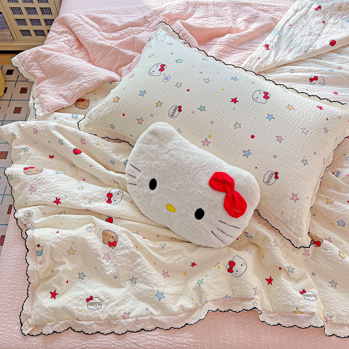 91家纺网 家纺一手货源 找家纺 禾沐 2026新款云感泡芙纱全棉蕾丝花边款夏被四件套 星芒凯蒂