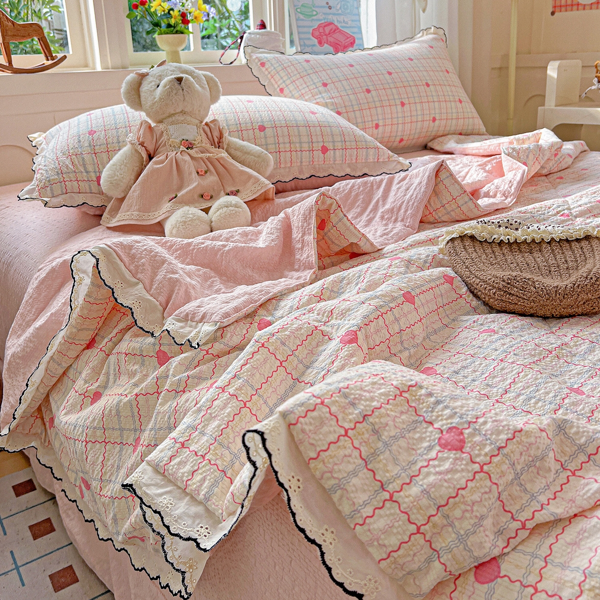 91家纺网 家纺一手货源 找家纺 禾沐 2026新款云感泡芙纱全棉蕾丝花边款夏被四件套 格格心