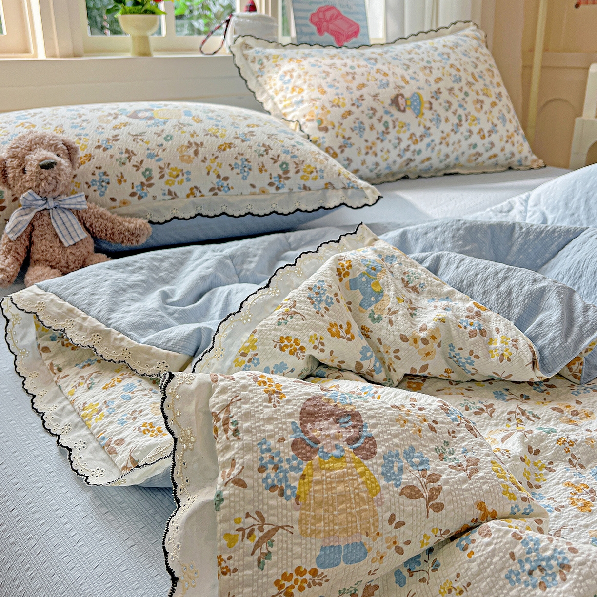 91家纺网 家纺一手货源 找家纺 禾沐 2026新款云感泡芙纱全棉蕾丝花边款夏被四件套 花镜人偶