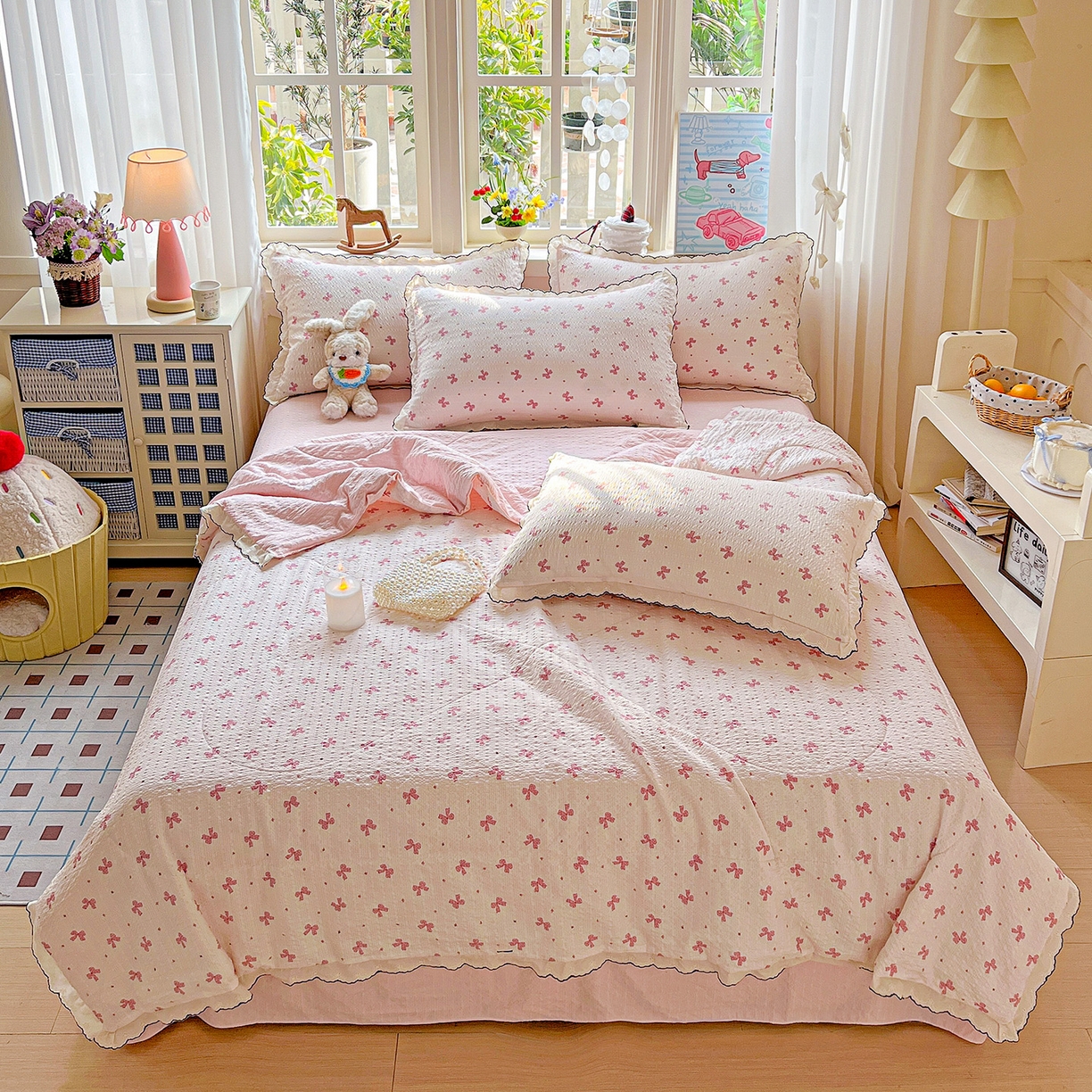 91家纺网 家纺一手货源 找家纺 禾沐 2026新款云感泡芙纱全棉蕾丝花边款夏被四件套 若梦