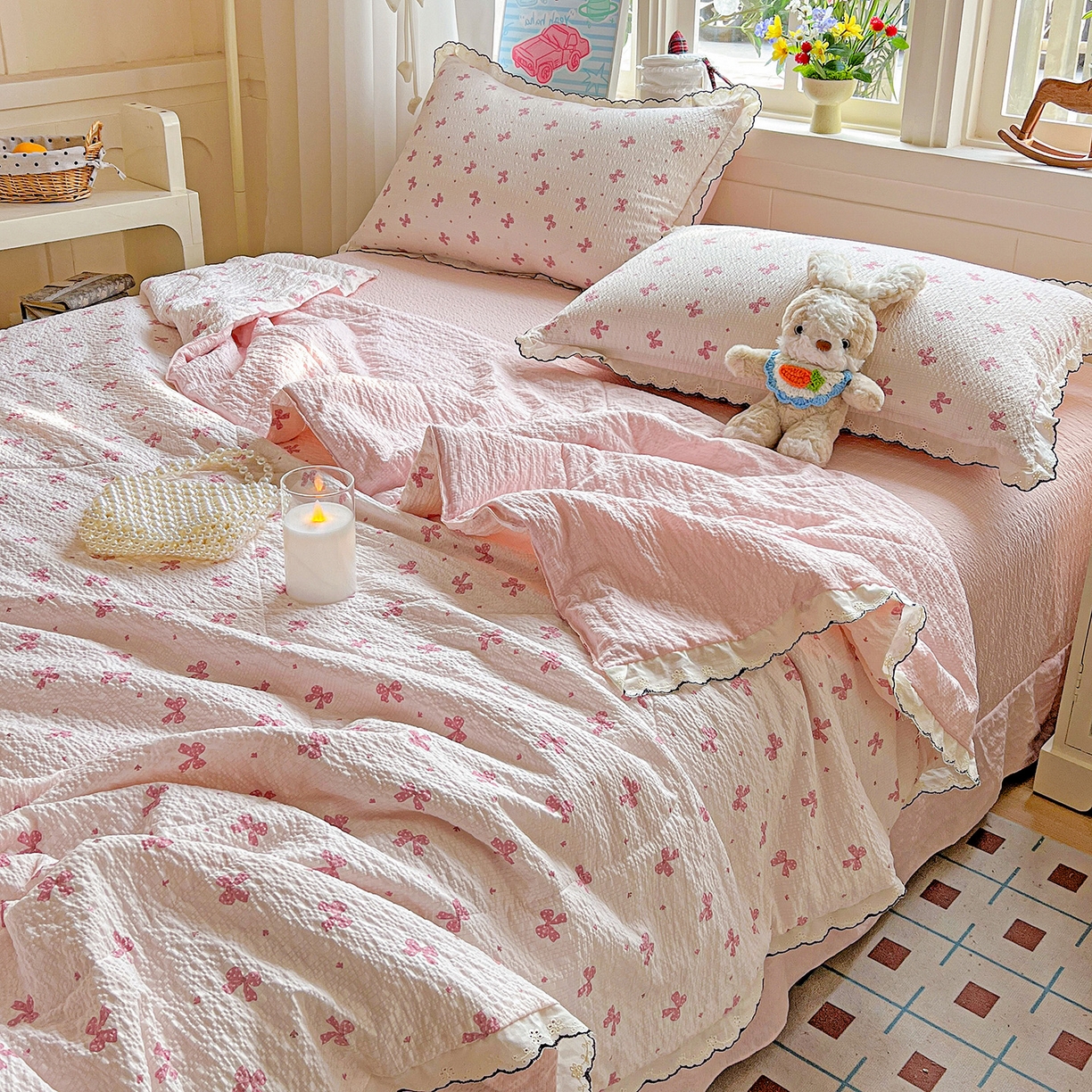 91家纺网 家纺一手货源 找家纺 禾沐 2026新款云感泡芙纱全棉蕾丝花边款夏被四件套 若梦