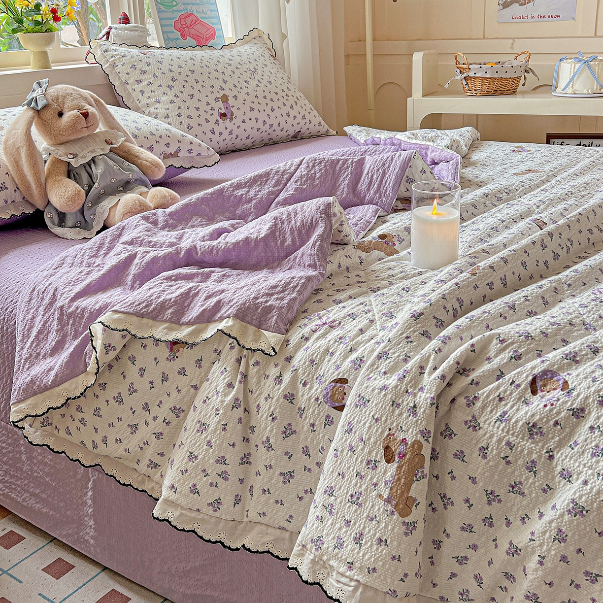 91家纺网 家纺一手货源 找家纺 禾沐 2026新款云感泡芙纱全棉蕾丝花边款夏被四件套 片刻小狗