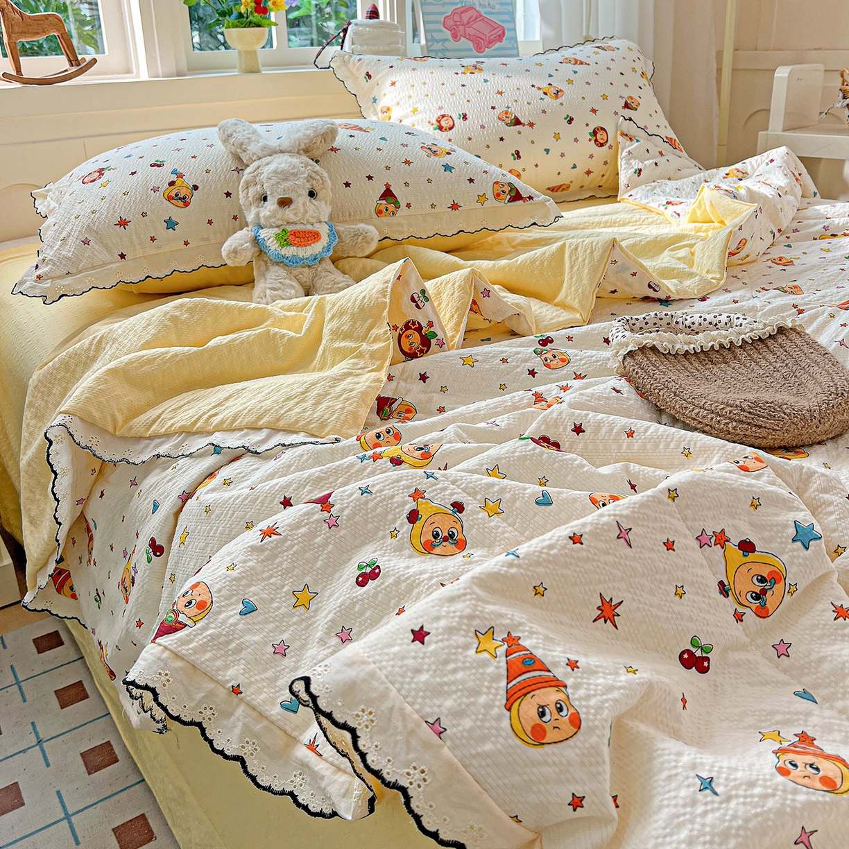 91家纺网 家纺一手货源 找家纺 禾沐 2026新款云感泡芙纱全棉蕾丝花边款夏被四件套 星星人